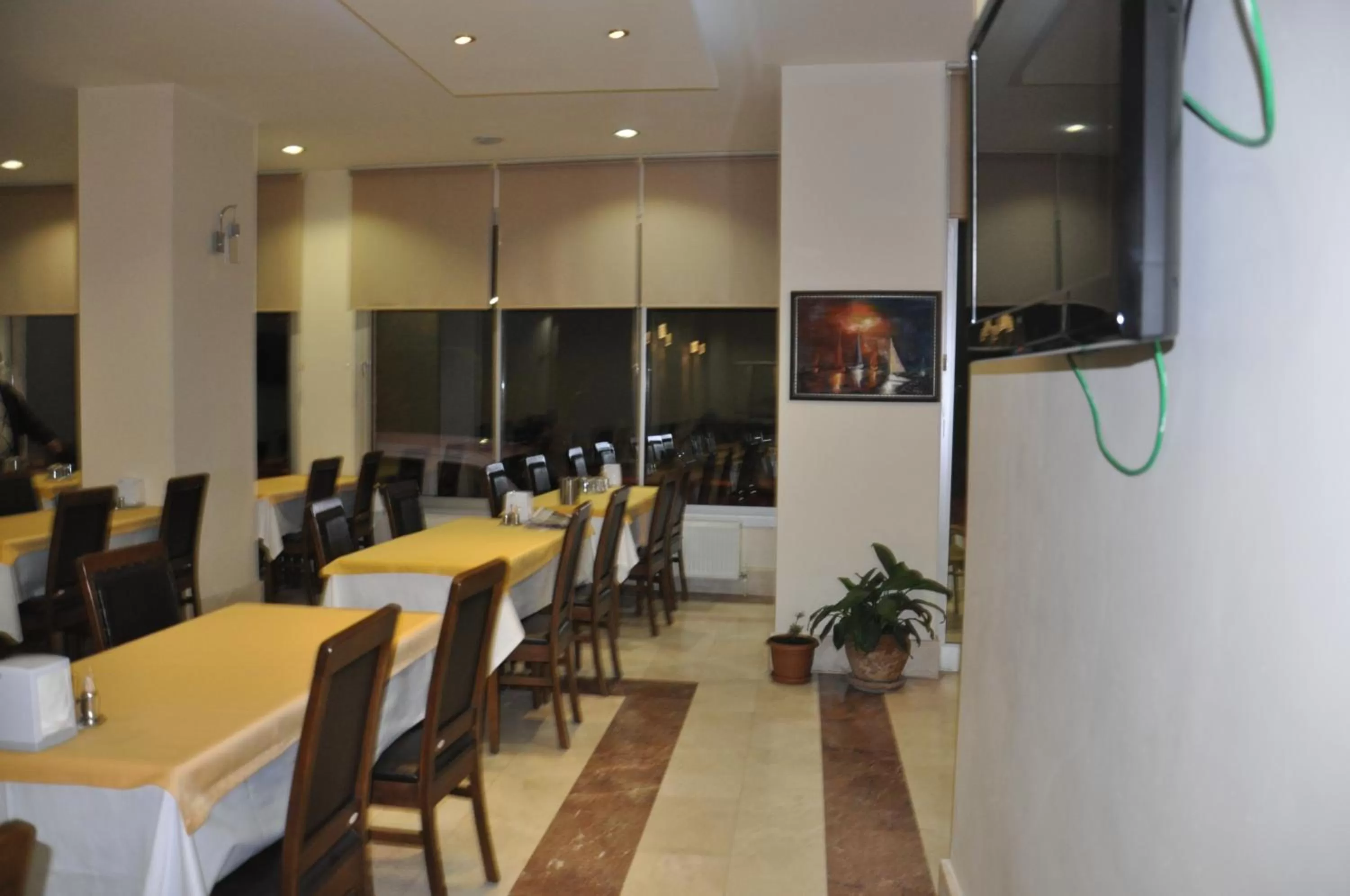 Restaurant/places to eat in Perla Hotel
