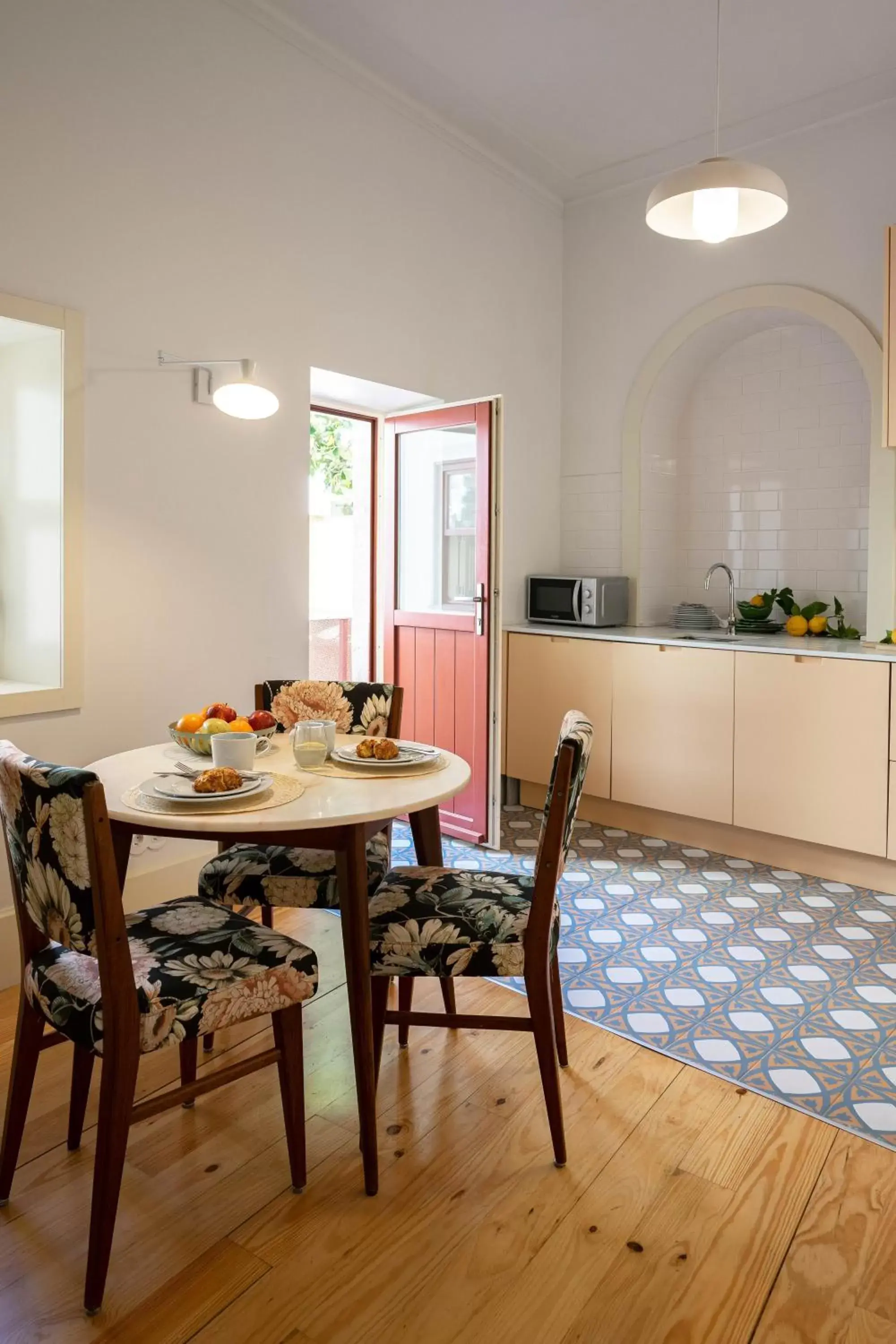 Kitchen or kitchenette, Dining Area in Entre Ruas Apartments