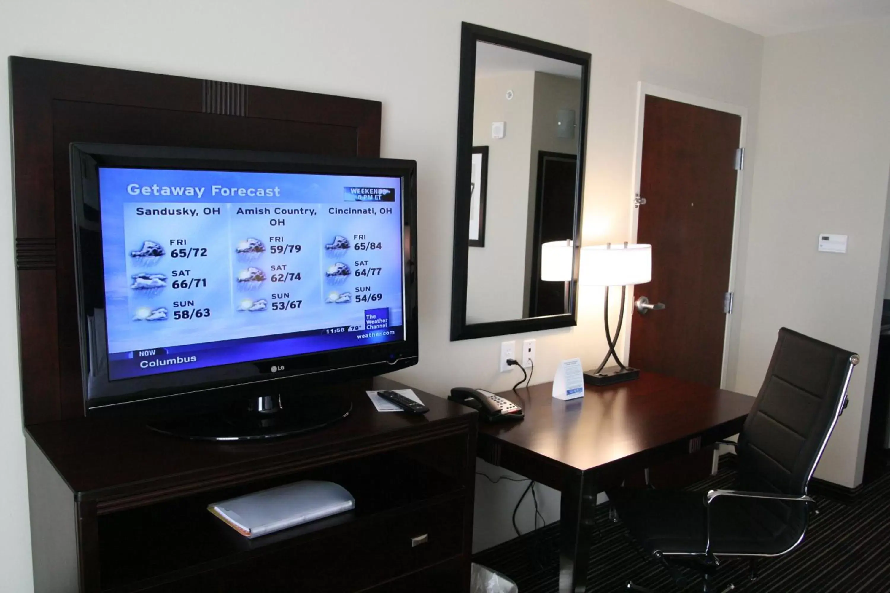 Bedroom, TV/Entertainment Center in Holiday Inn Columbus-Hilliard, an IHG Hotel