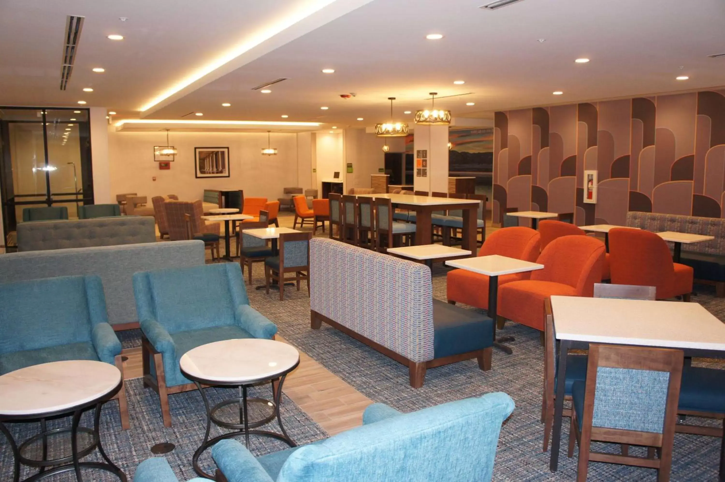 Lobby or reception, Restaurant/Places to Eat in La Quinta Inn & Suites by Wyndham Littleton-Red Rocks