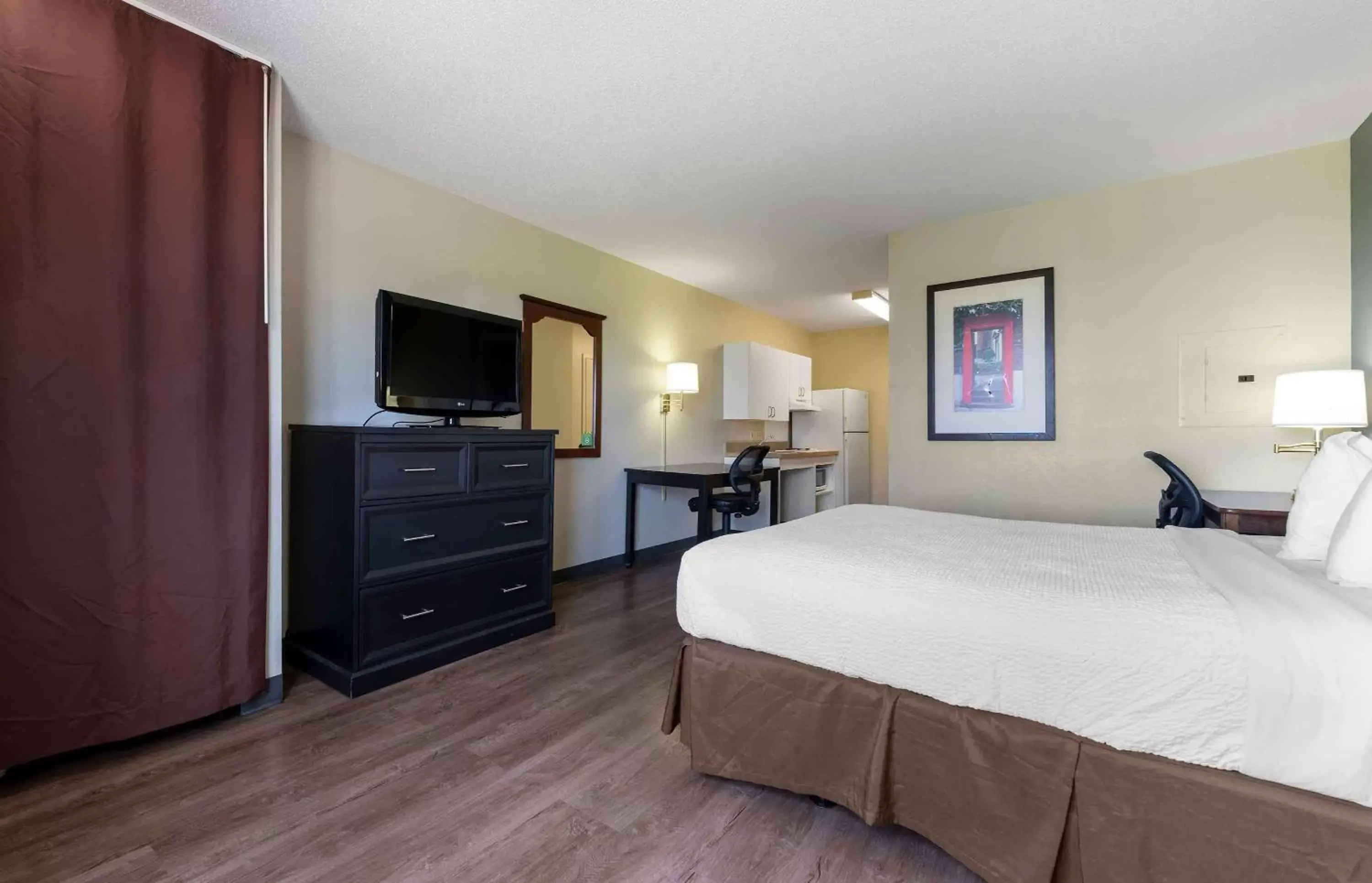 Bedroom, Bed in Extended Stay America Suites - Chicago - Hanover Park