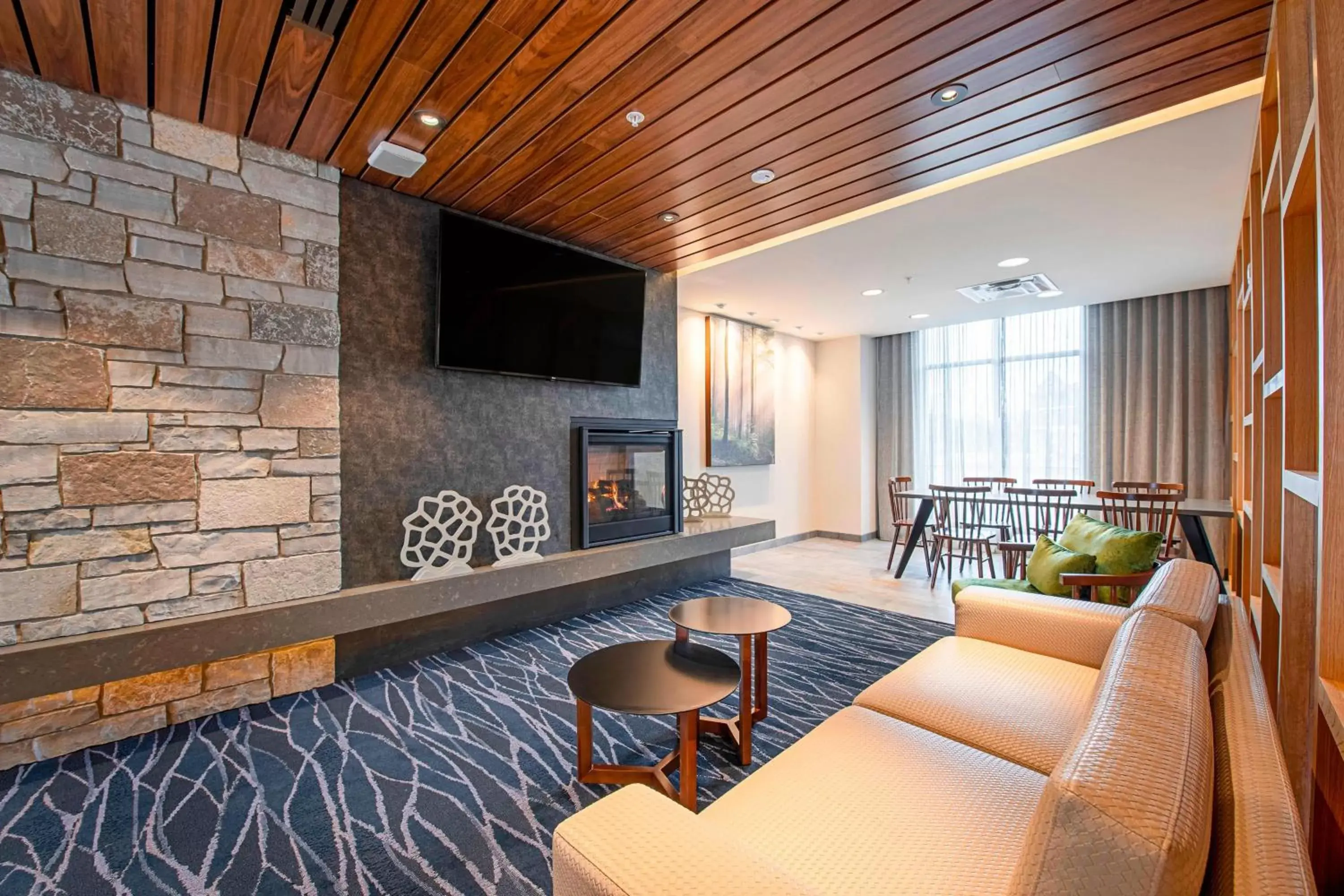 Lobby or reception, Lounge/Bar in Fairfield Inn & Suites By Marriott Duluth Waterfront
