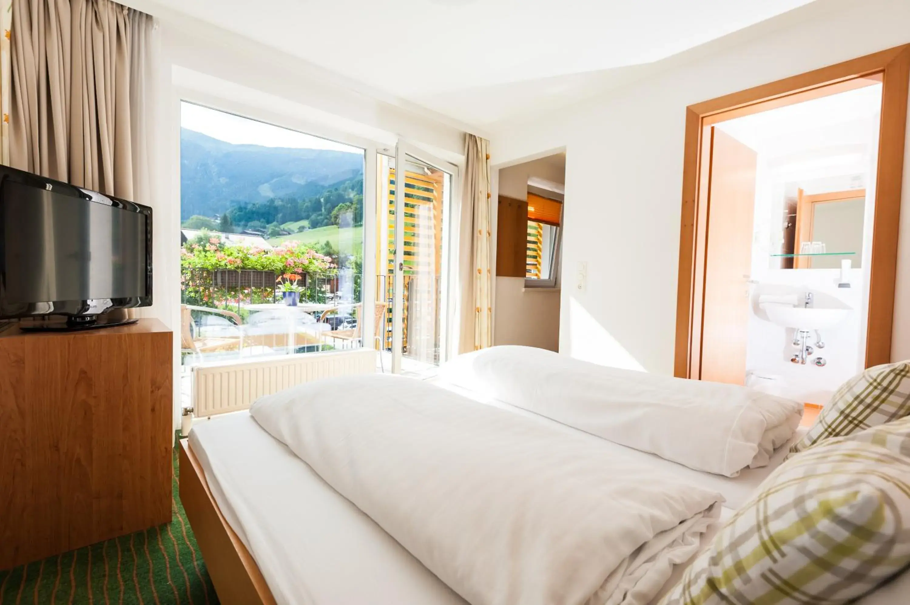 Bathroom, Bed in Hotel Der Waldhof