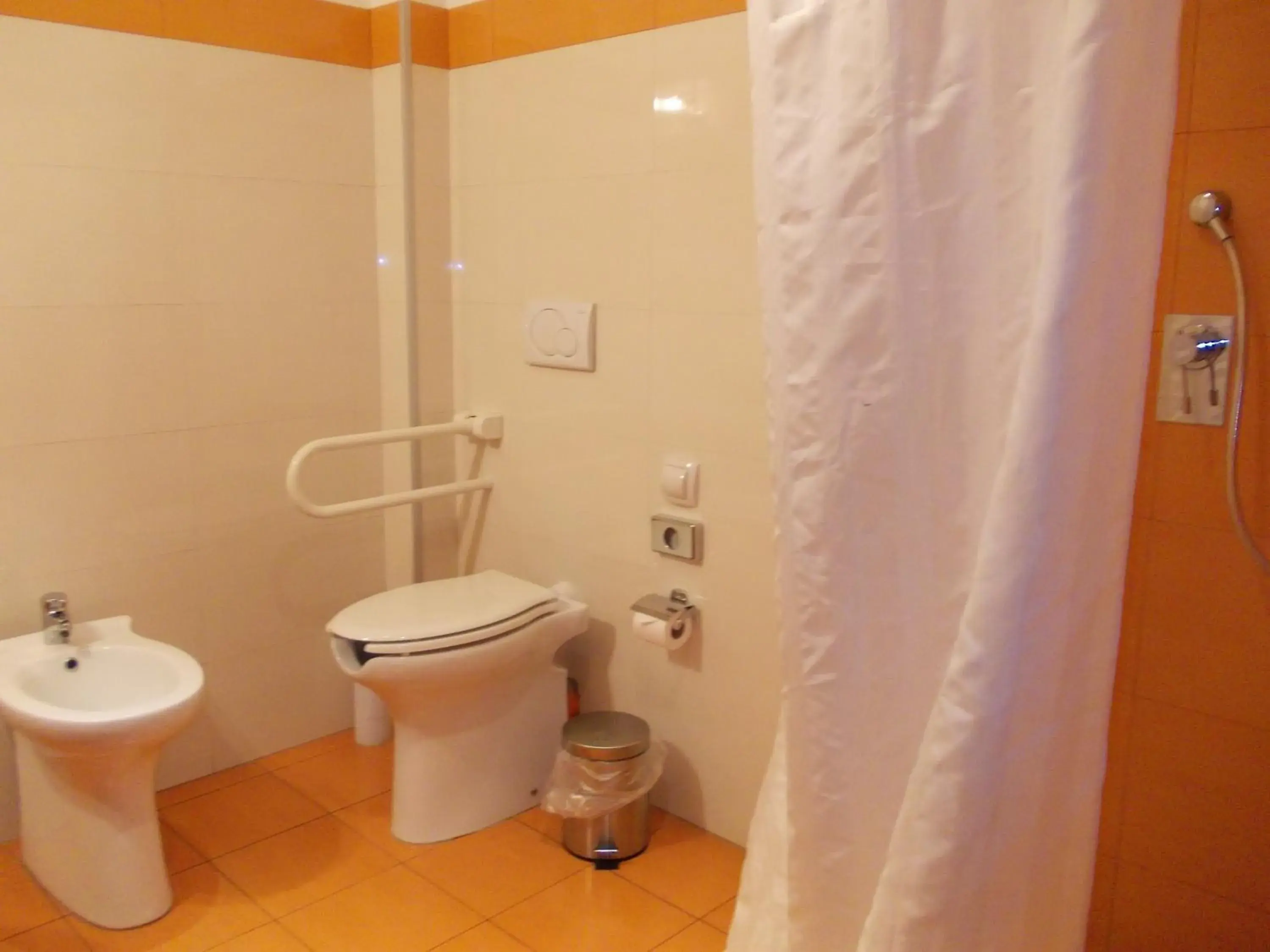 Toilet, Bathroom in Hotel Catania Town