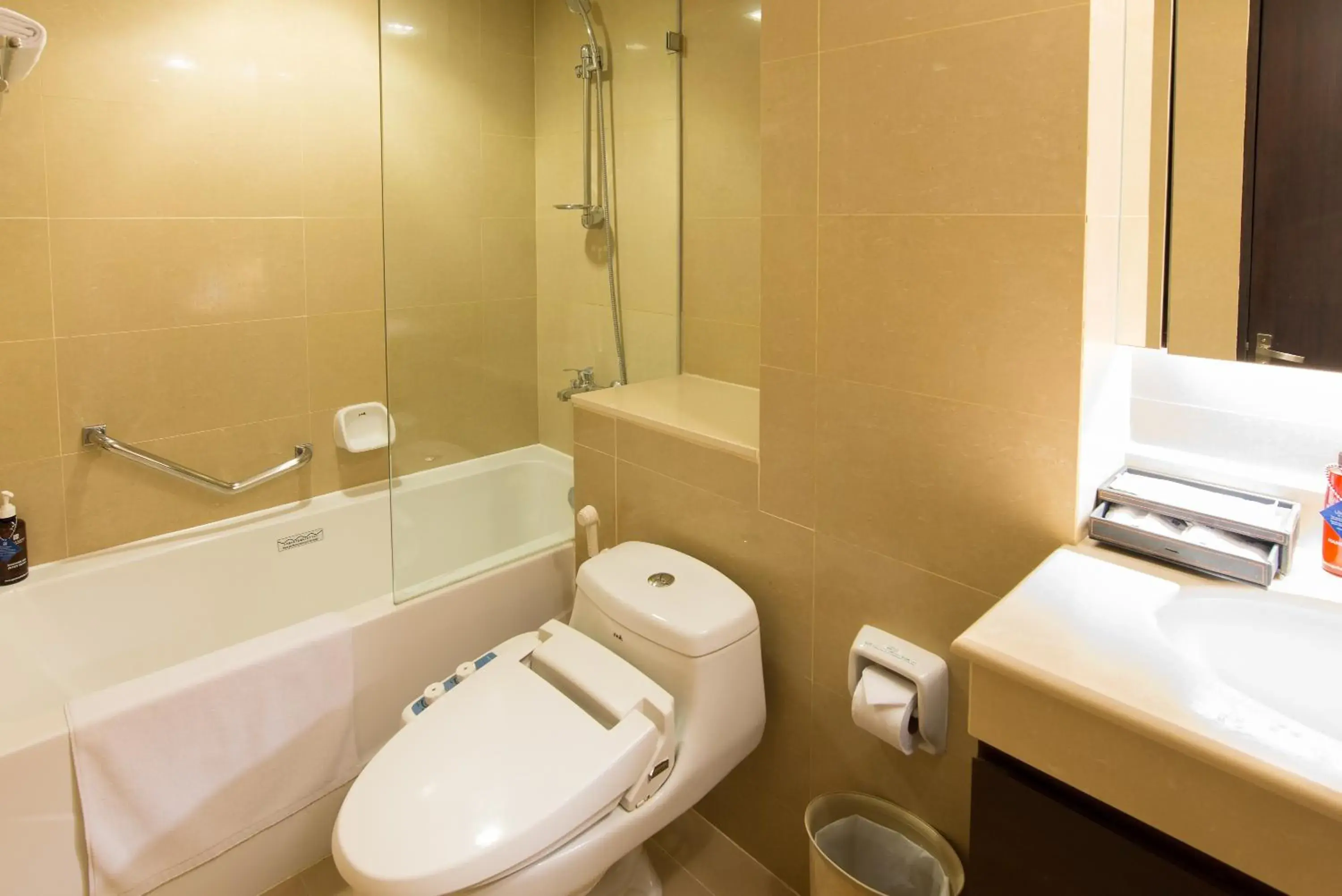 Shower, Bathroom in Lohas Residences Sukhumvit 2