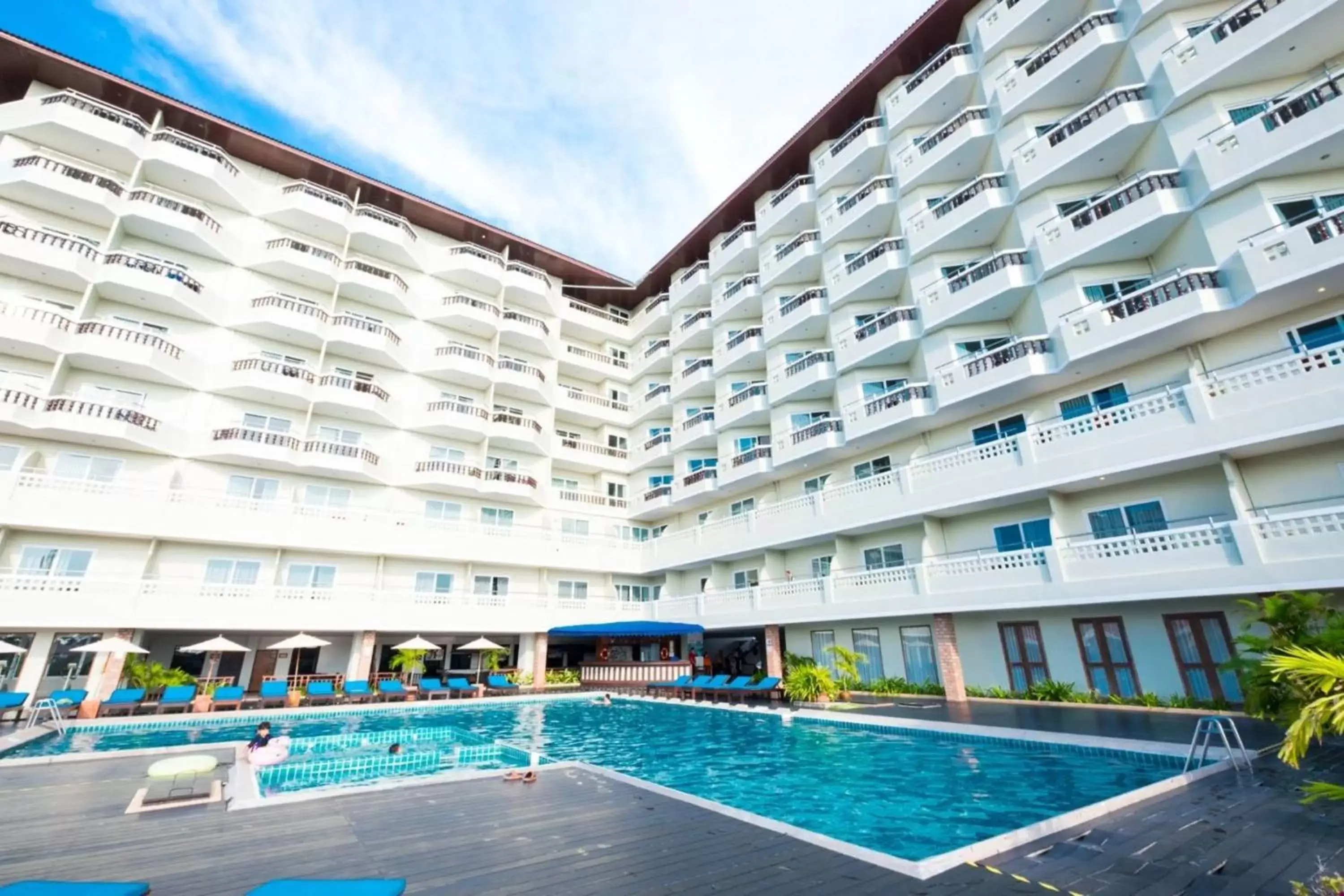 Swimming Pool in Jomtien Thani Hotel