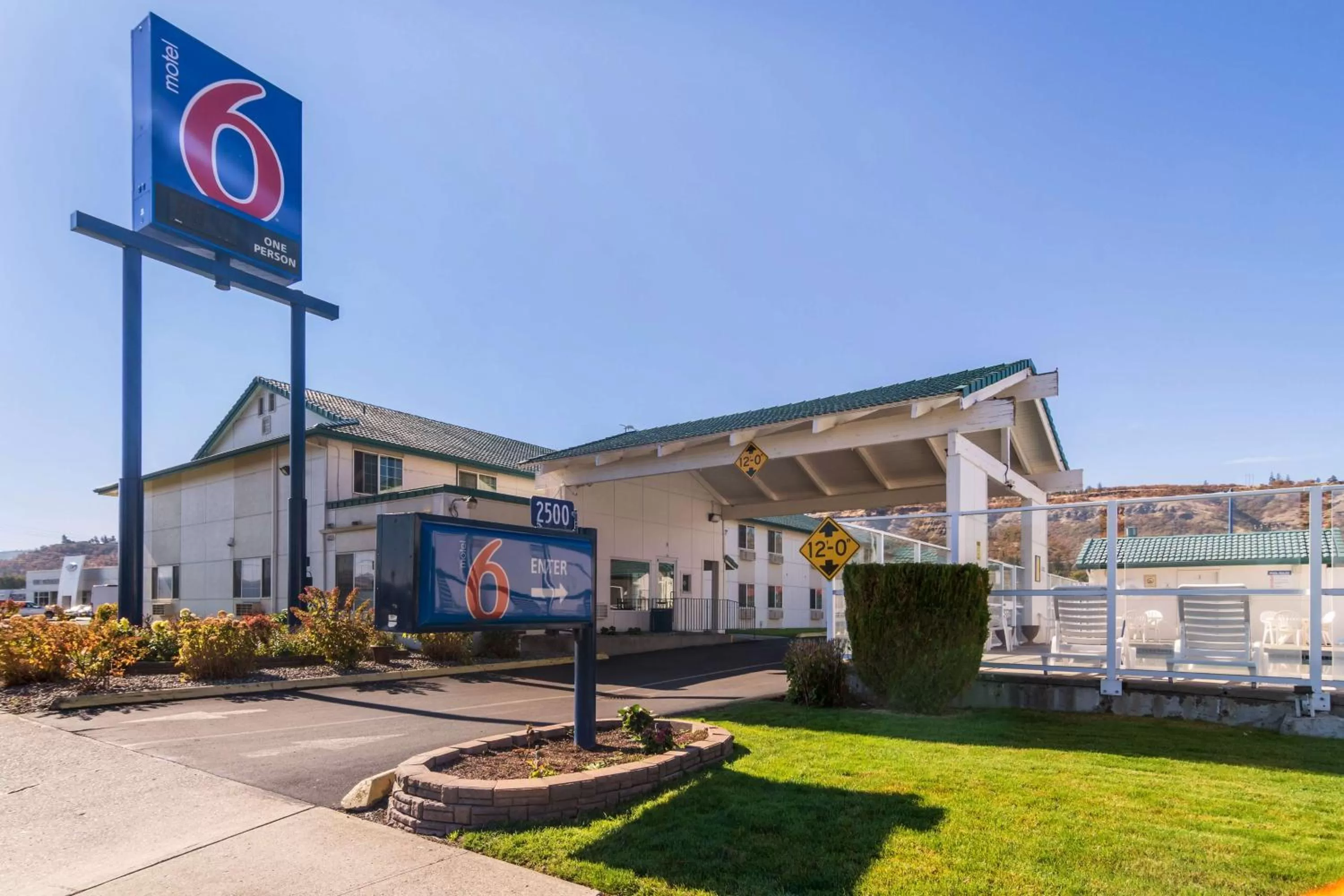 Property building in Motel 6-The Dalles, OR