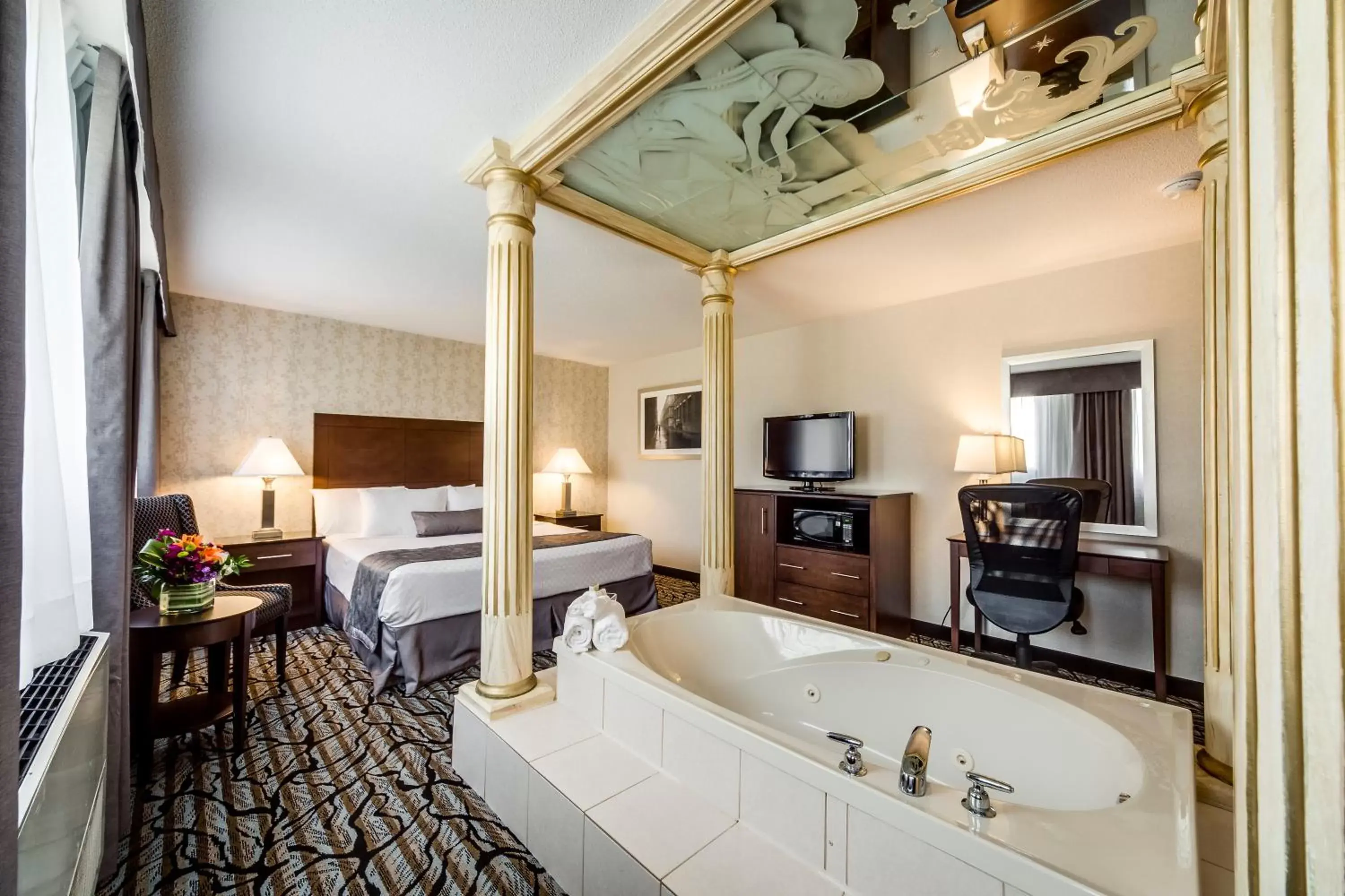 Hot Tub, Bathroom in Monte Carlo Inn Oakville Suites