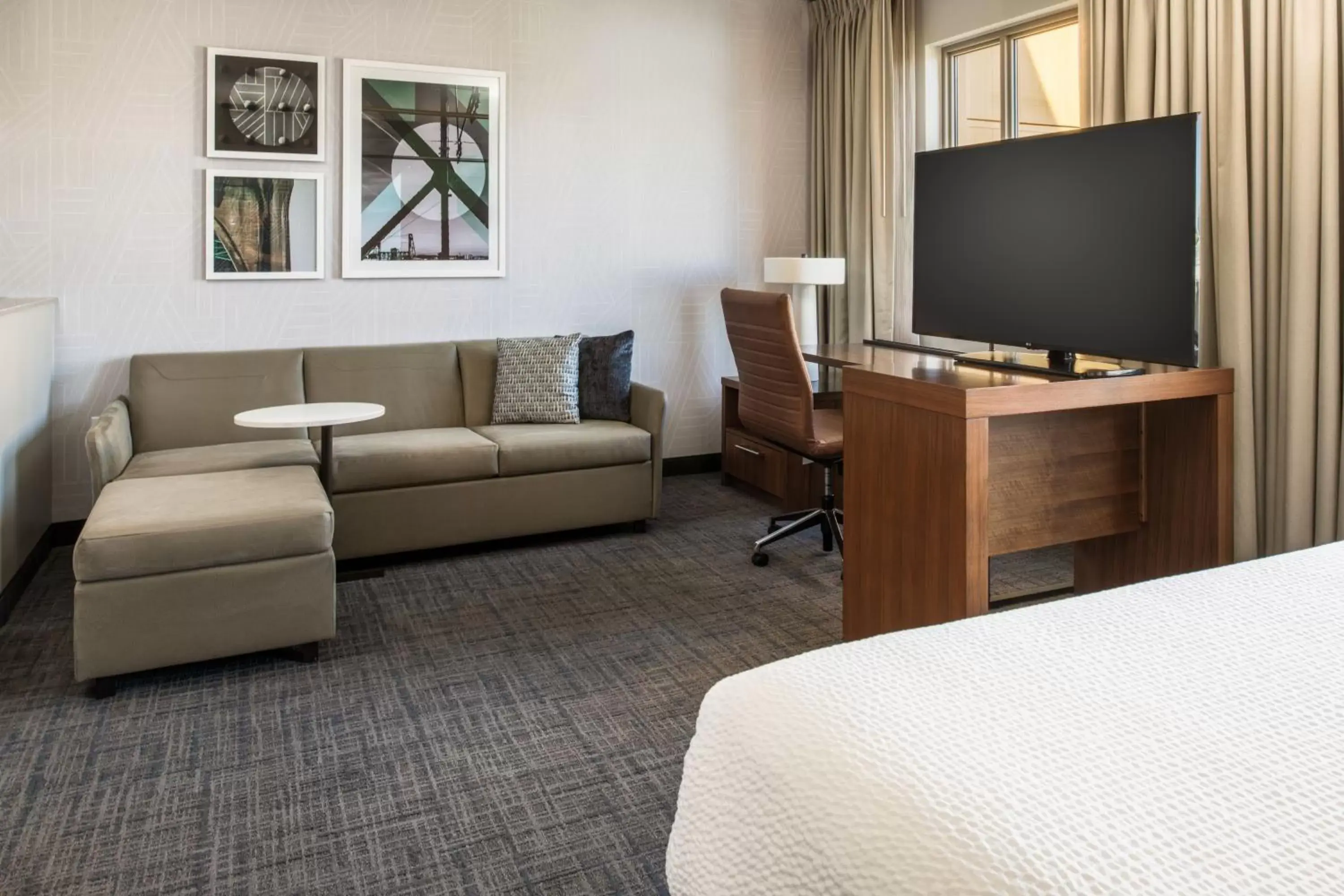 Living room, TV/Entertainment Center in Residence Inn by Marriott Portland Downtown/Pearl District