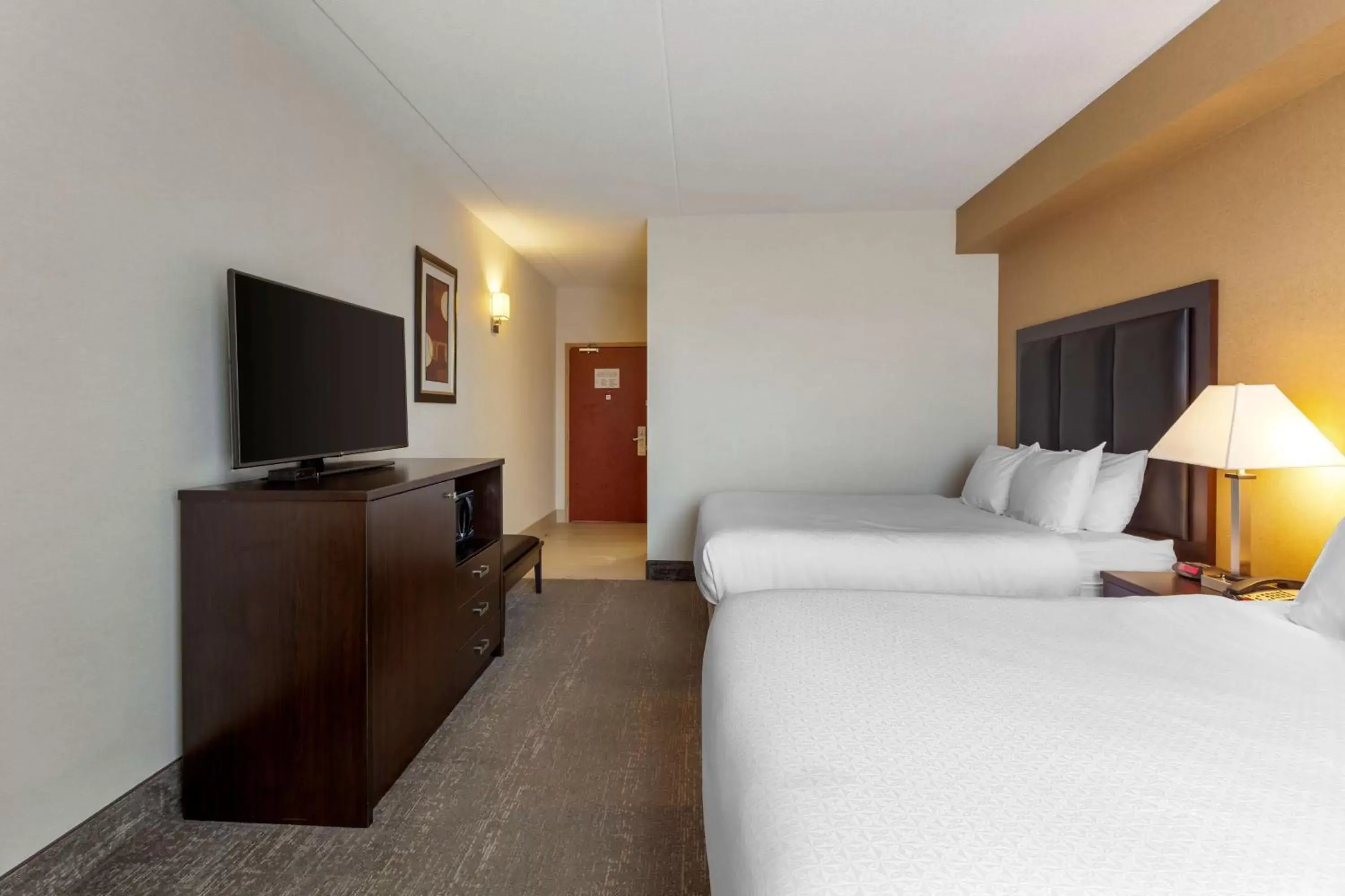 Bedroom, TV/Entertainment Center in Best Western Plus Burlington Inn & Suites