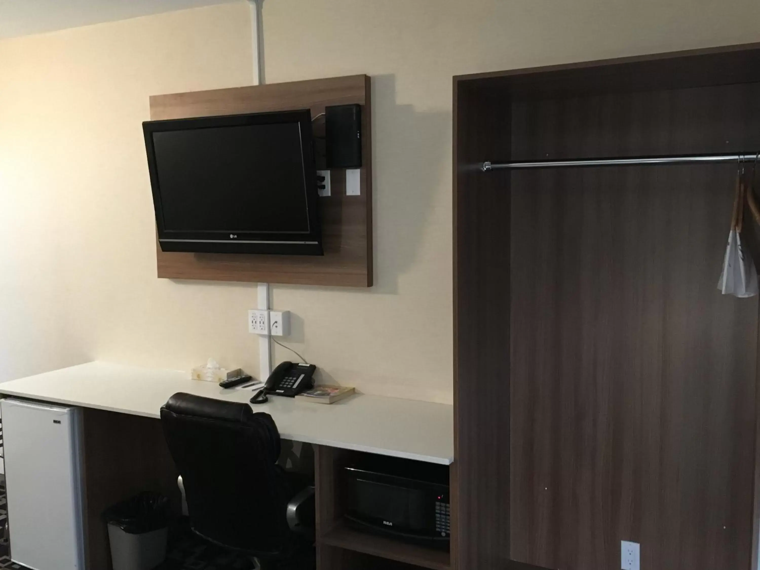 TV and multimedia, TV/Entertainment Center in Baymont by Wyndham Medicine Hat