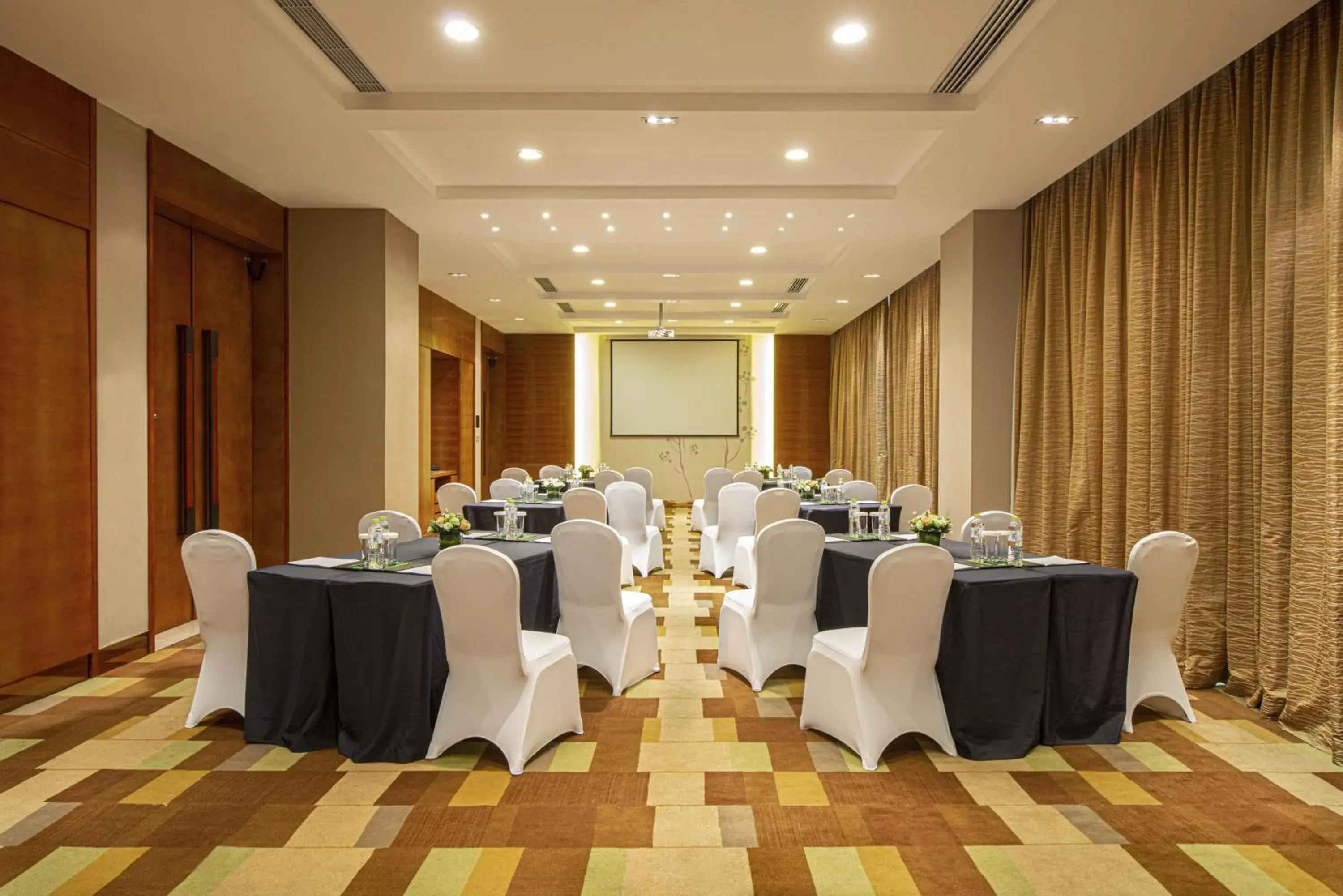 Meeting/conference room in Holiday Inn Qingdao Expo, an IHG Hotel