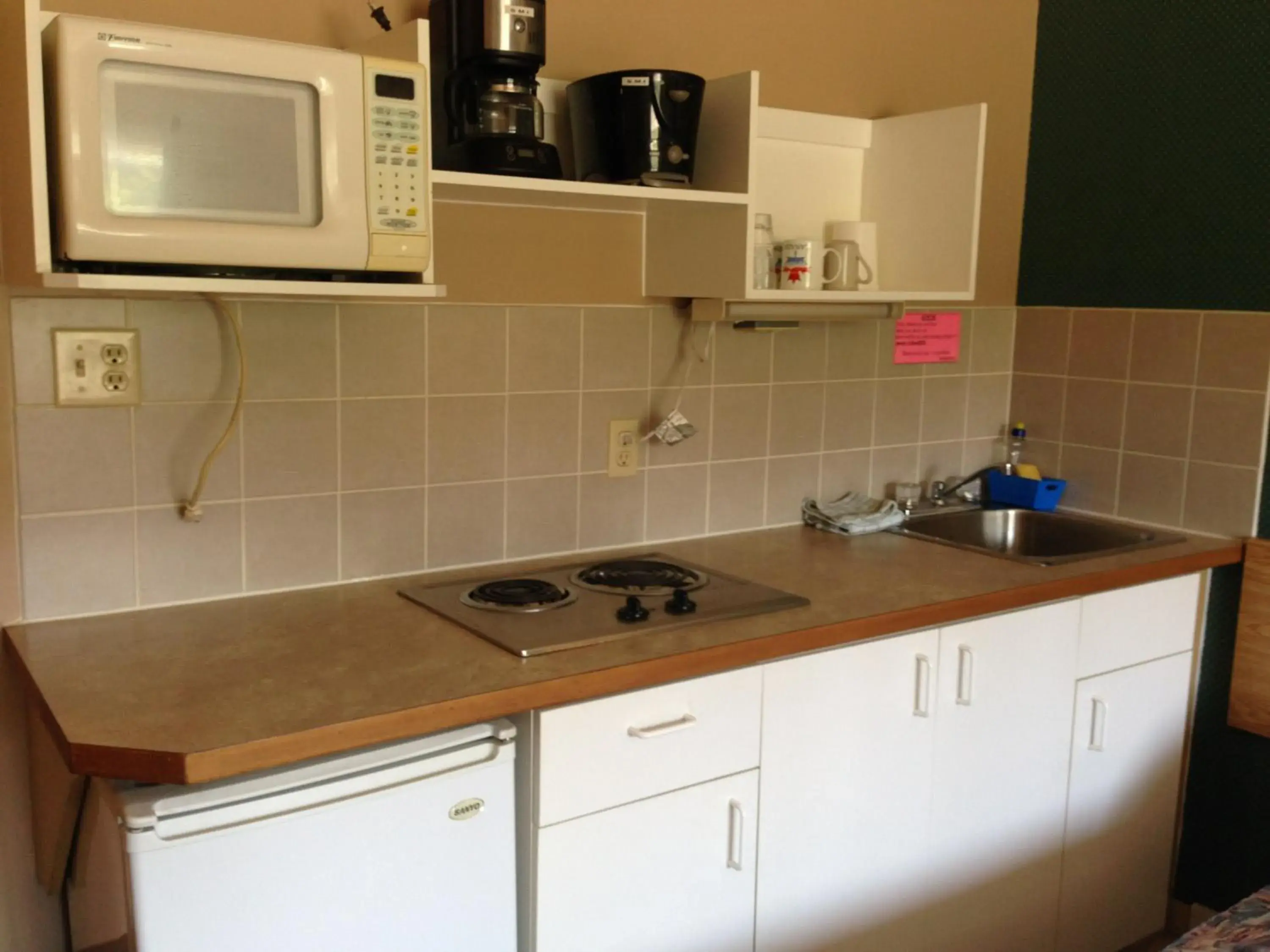 Kitchen or kitchenette, Kitchen/Kitchenette in Sundre Motor Inn