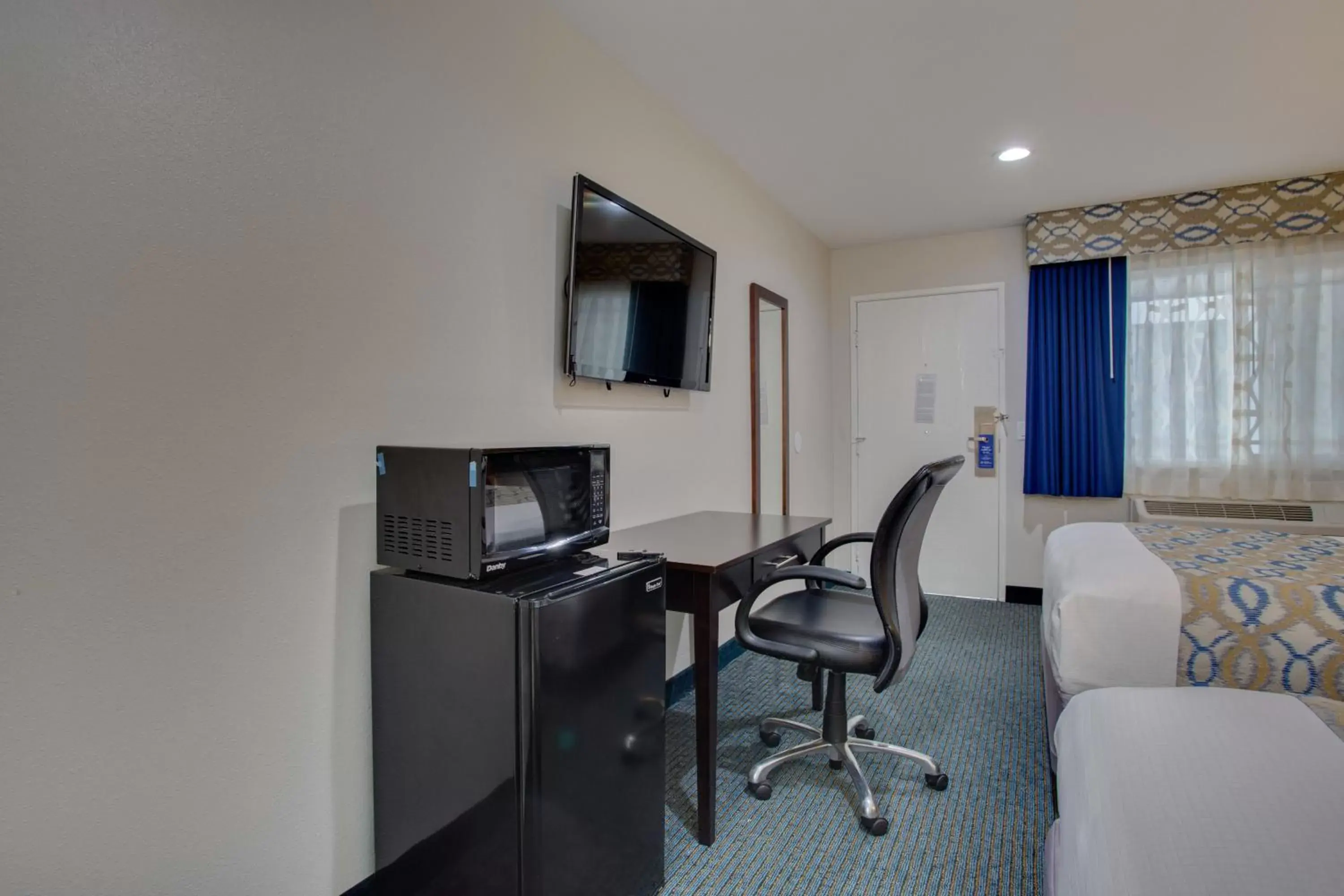 TV/Entertainment Center in SureStay Plus Hotel by Best Western Chula Vista West