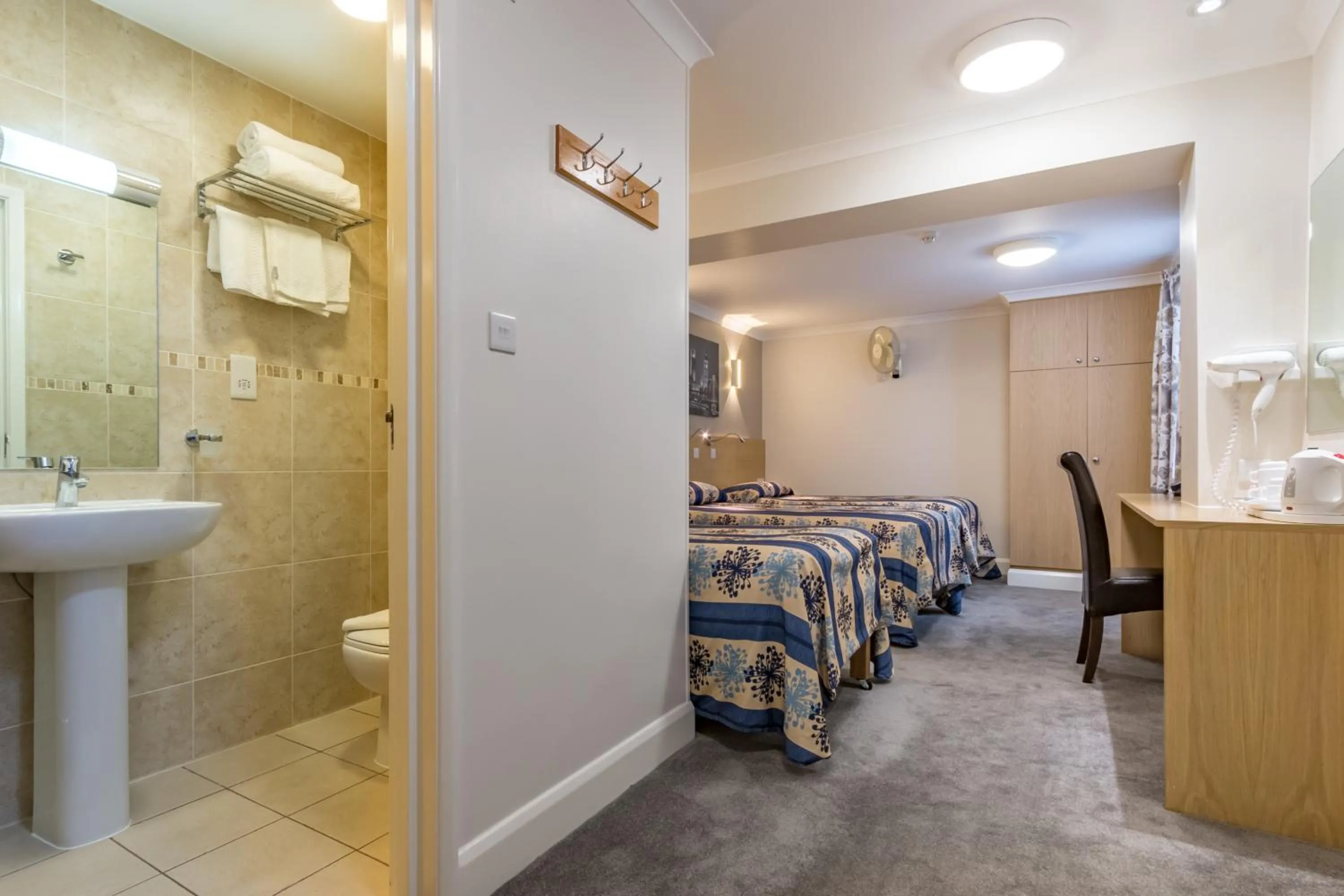 Bathroom, Bed in Luna And Simone Hotel