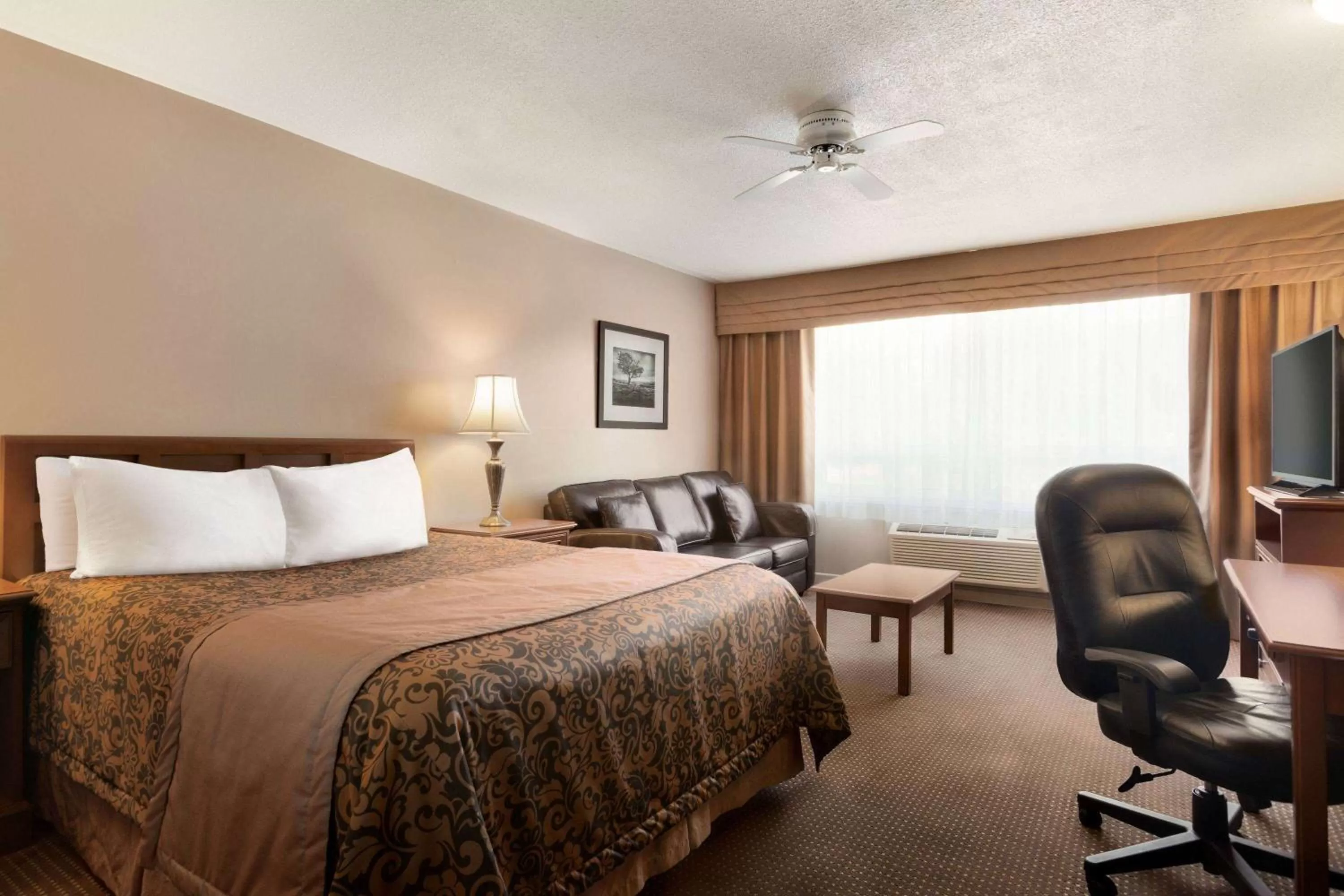 Bed in Travelodge by Wyndham Simcoe