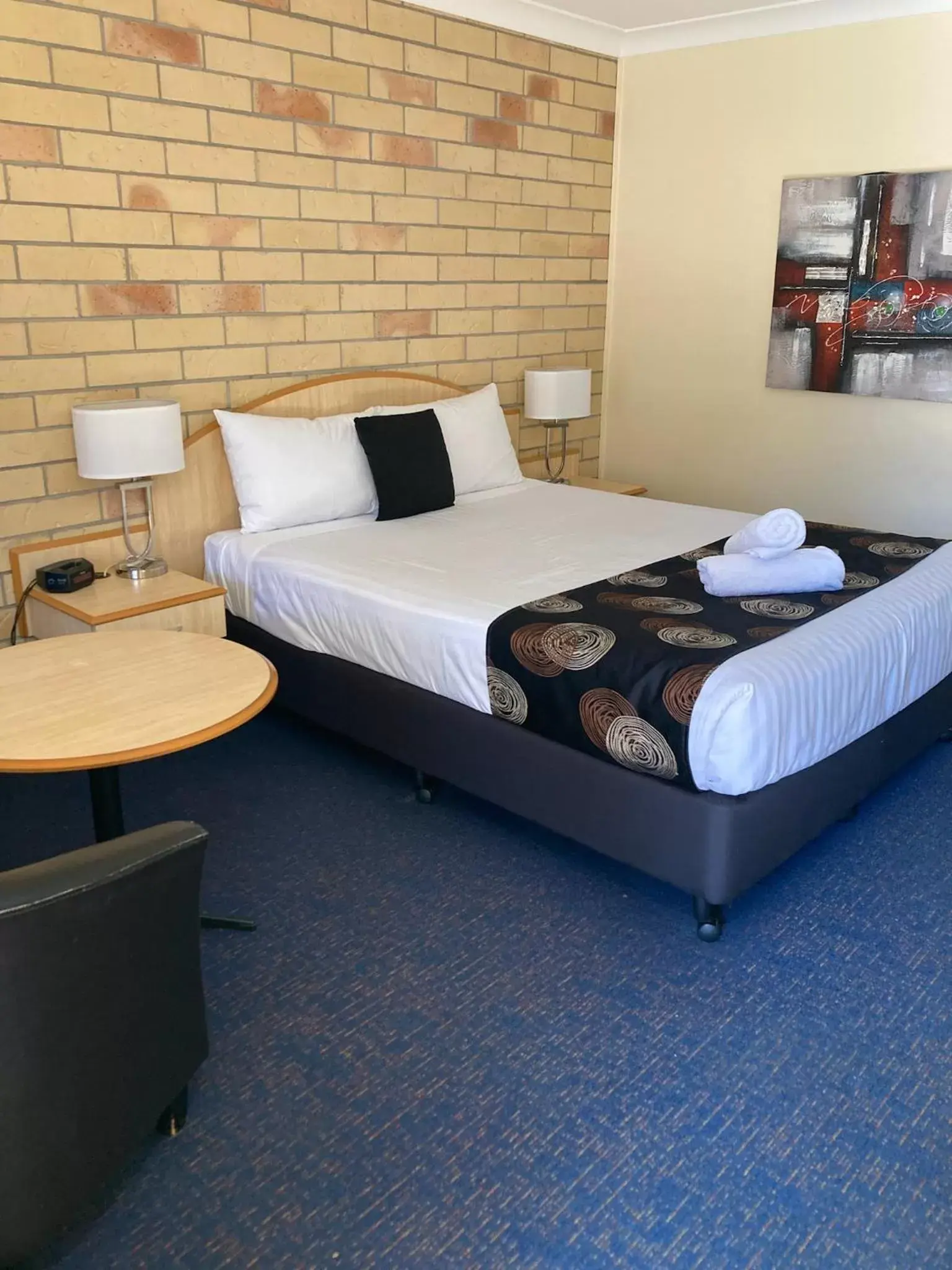 Bedroom, Bed in Cotswold Motor Inn