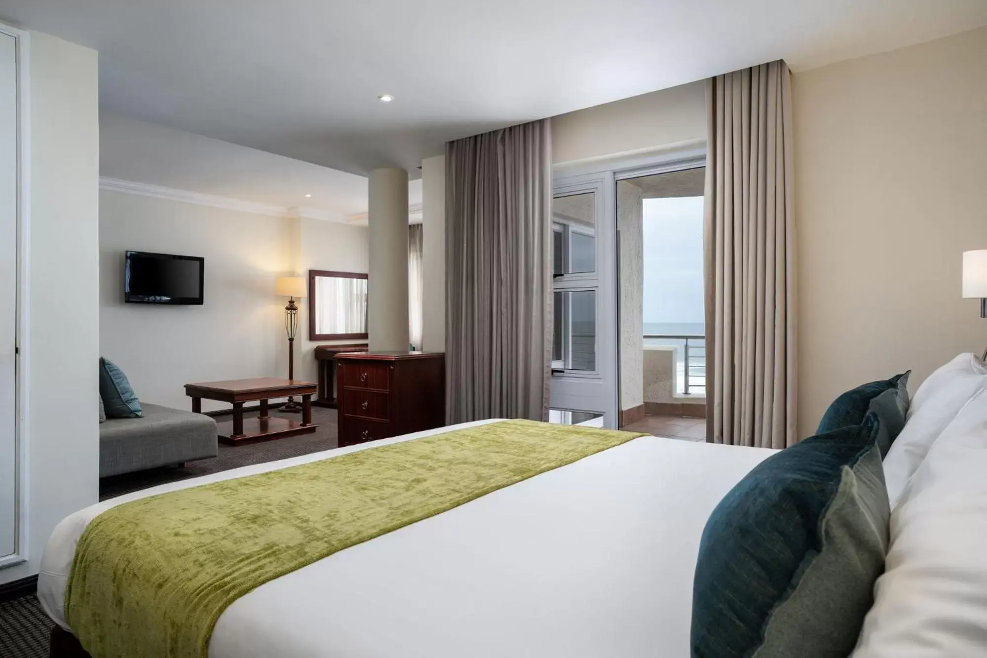 Bedroom, Bed in Premier Hotel Regent