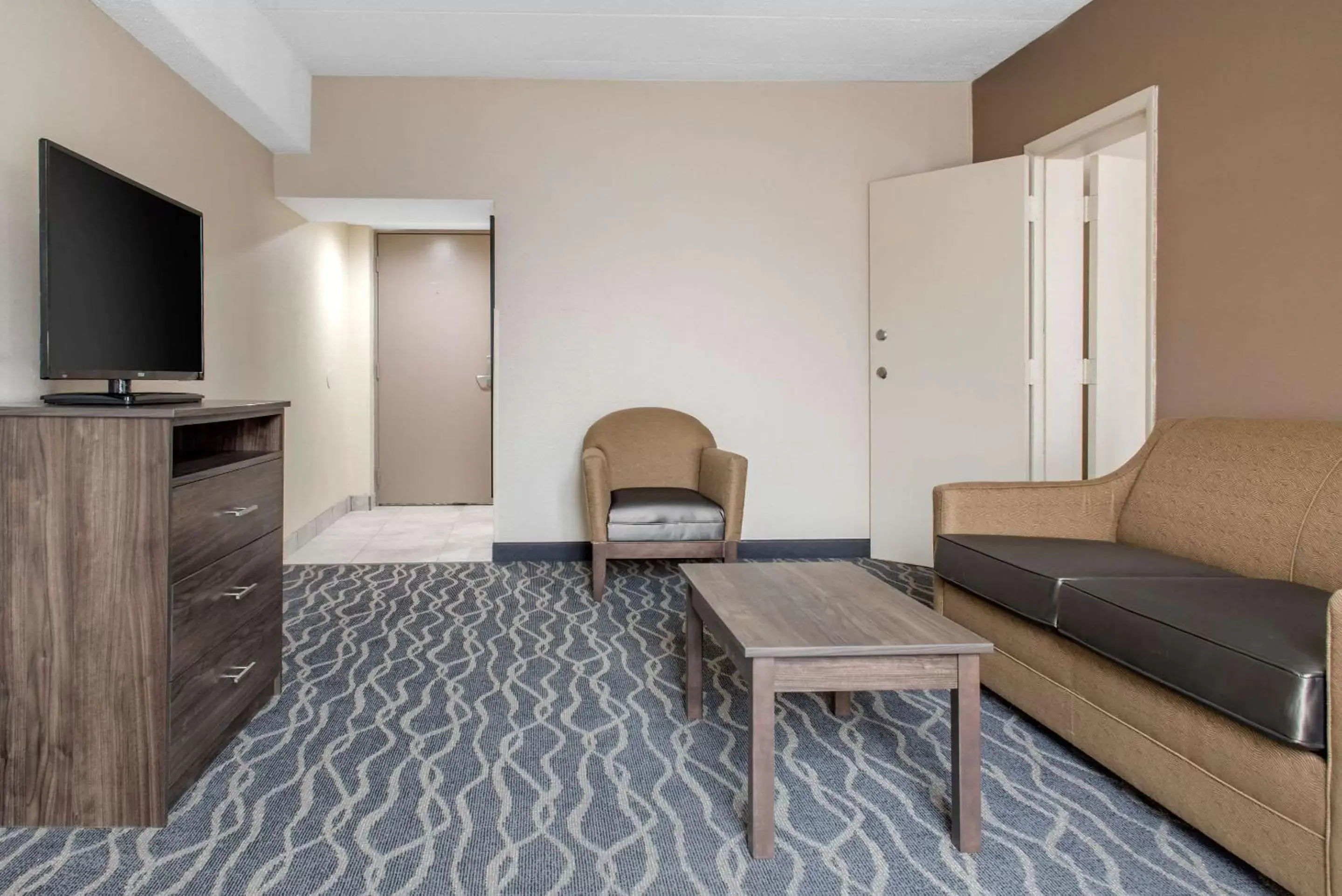 Bedroom, Seating Area in Quality Inn and Conference Center Richmond