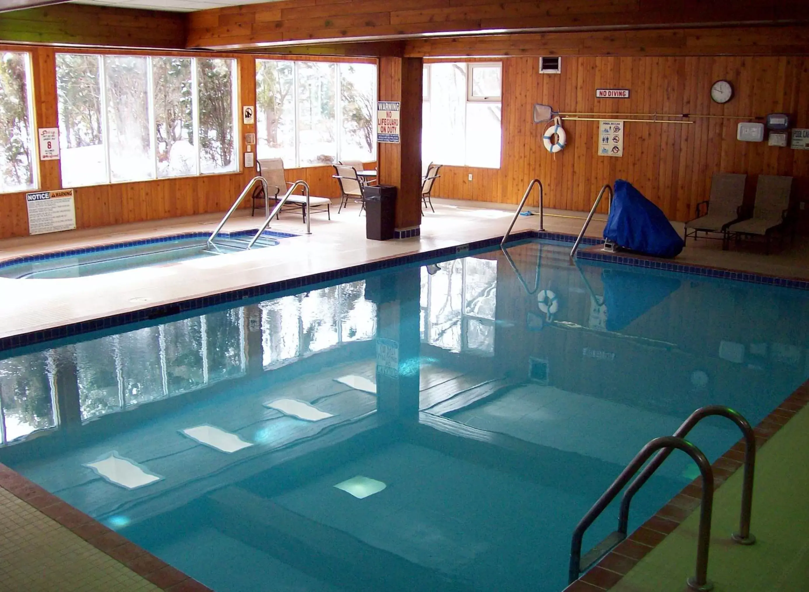 Hot Tub, Swimming Pool in Best Western Plus Concord Inn