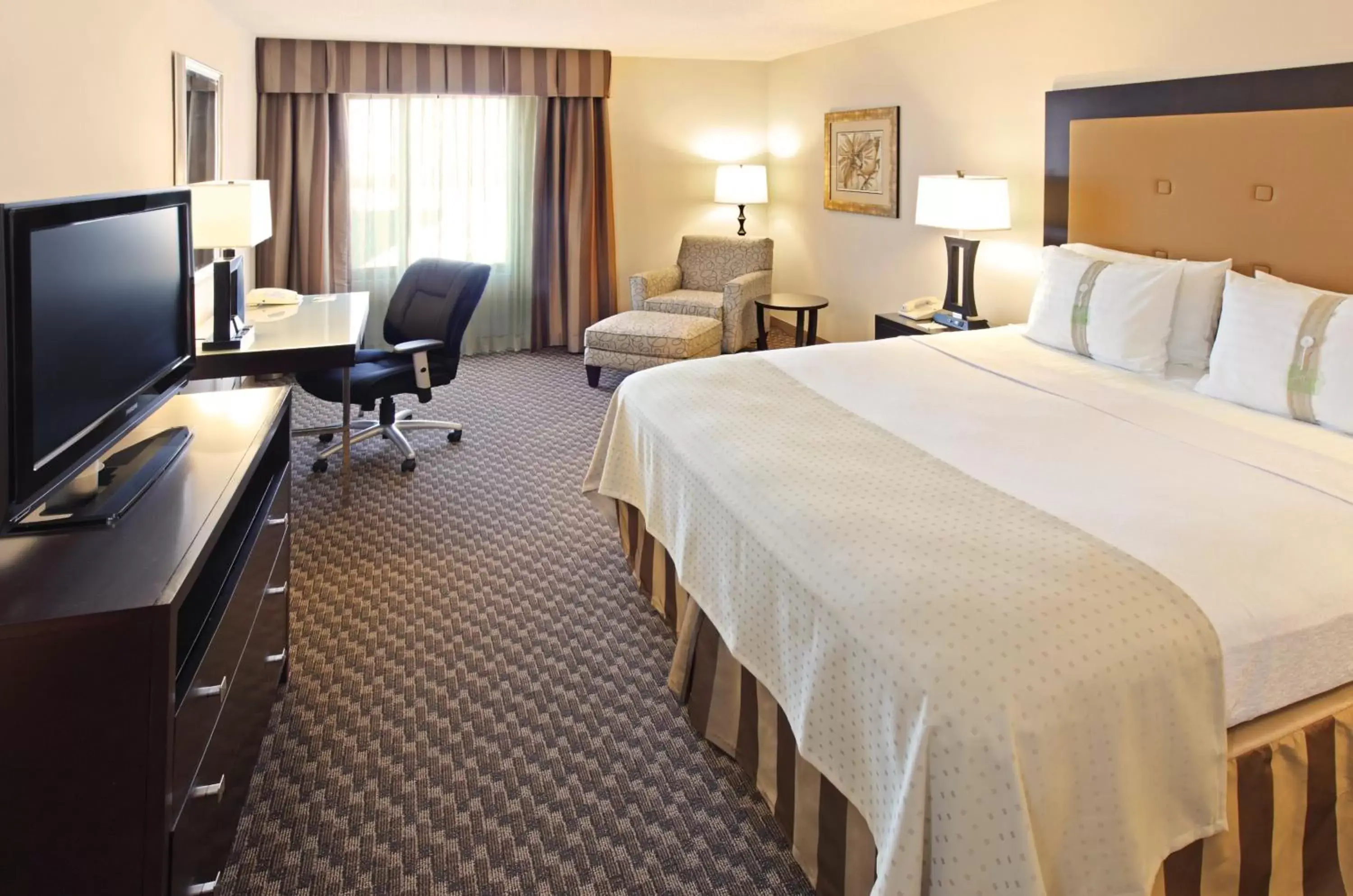Photo of the whole room, Bed in Holiday Inn Little Rock-Airport-Conference Center, an IHG Hotel