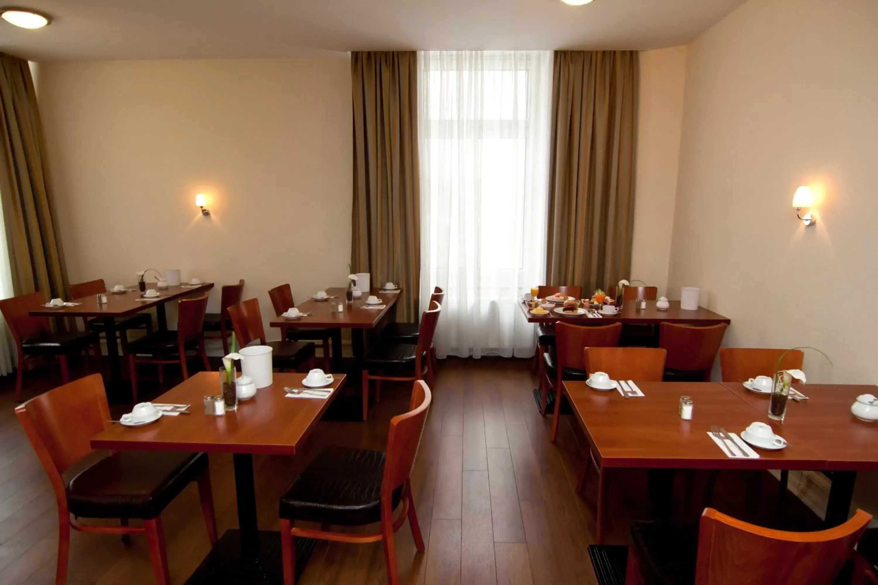 Restaurant/Places to Eat in Novum Hotel Continental Hamburg Hauptbahnhof
