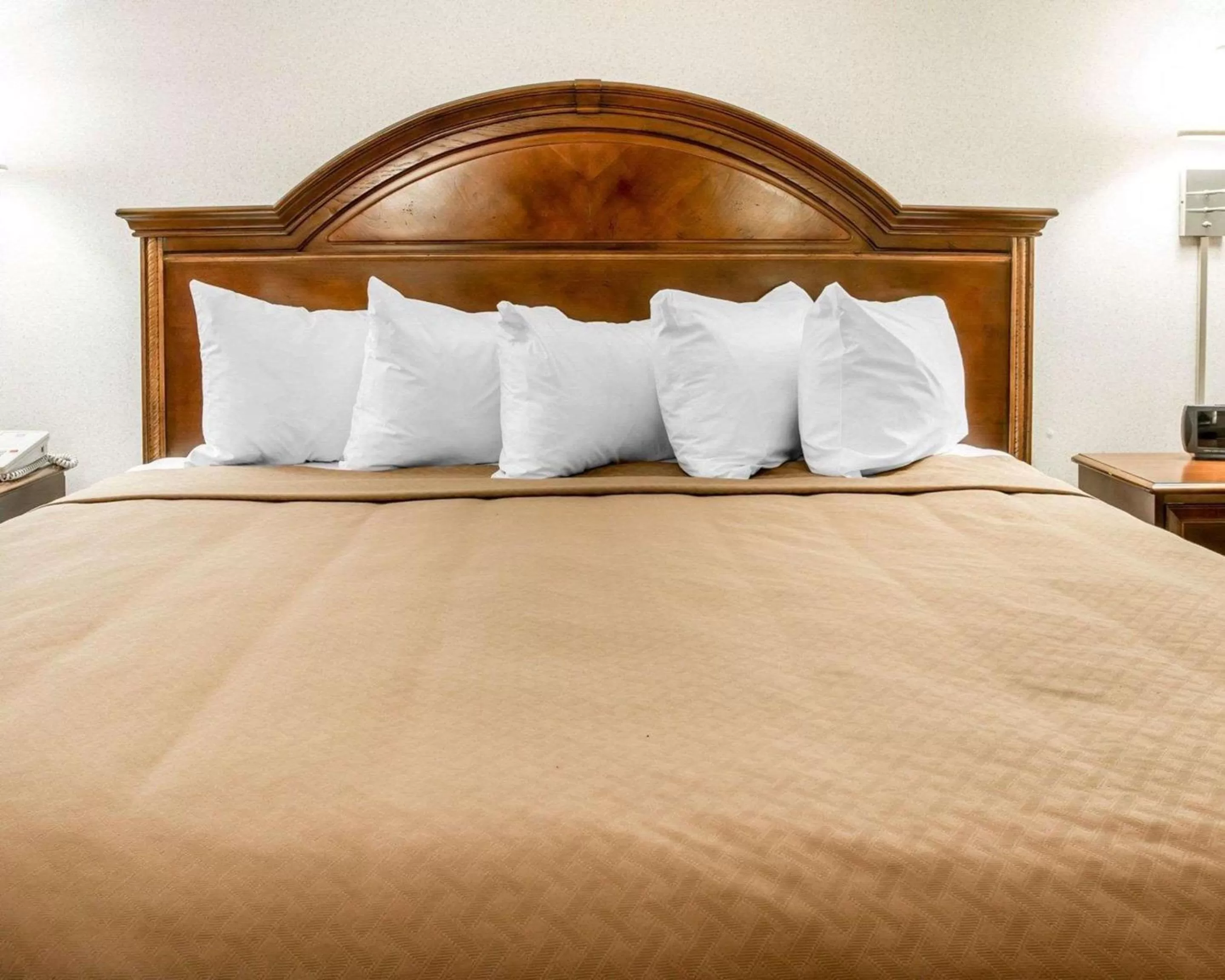 Photo of the whole room, Bed in Quality Inn & Suites Mackinaw City Beachfront