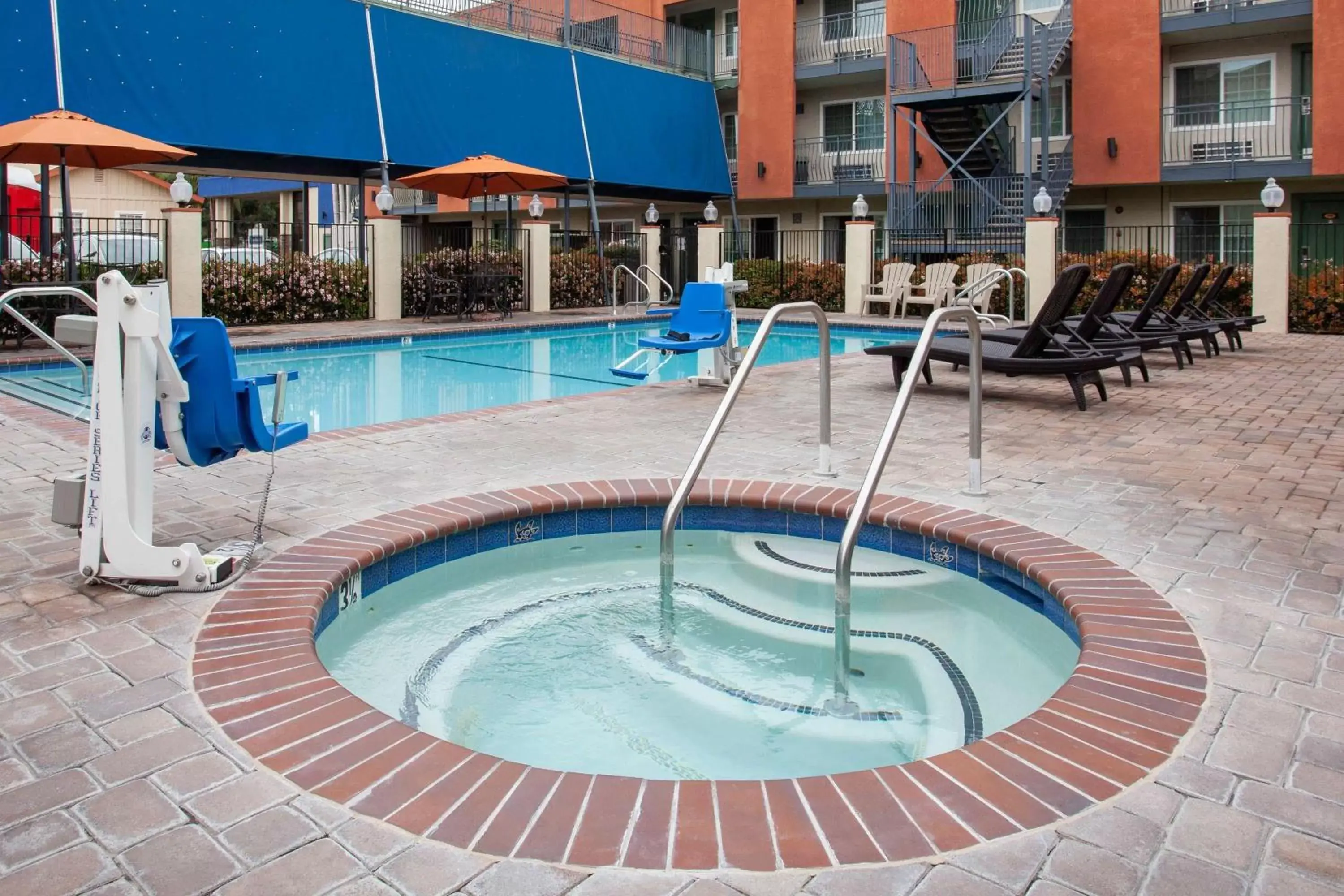 Hot Tub, Swimming Pool in Travelodge Inn & Suites by Wyndham Anaheim on Disneyland Dr