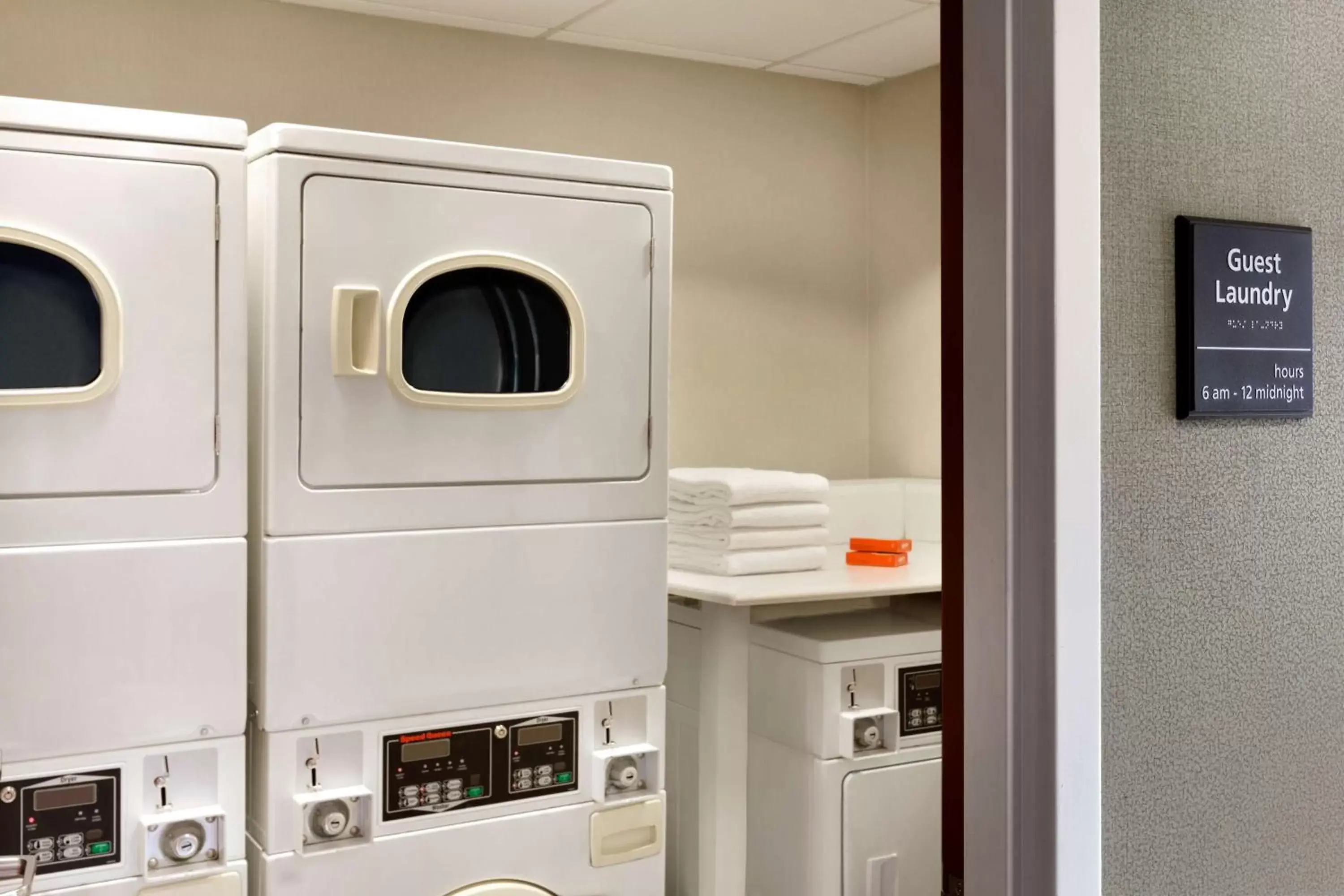 Property building in Hampton Inn & Suites by Hilton Manchester Bedford Property building in Hampton Inn & Suites by Hilton Manchester Bedford