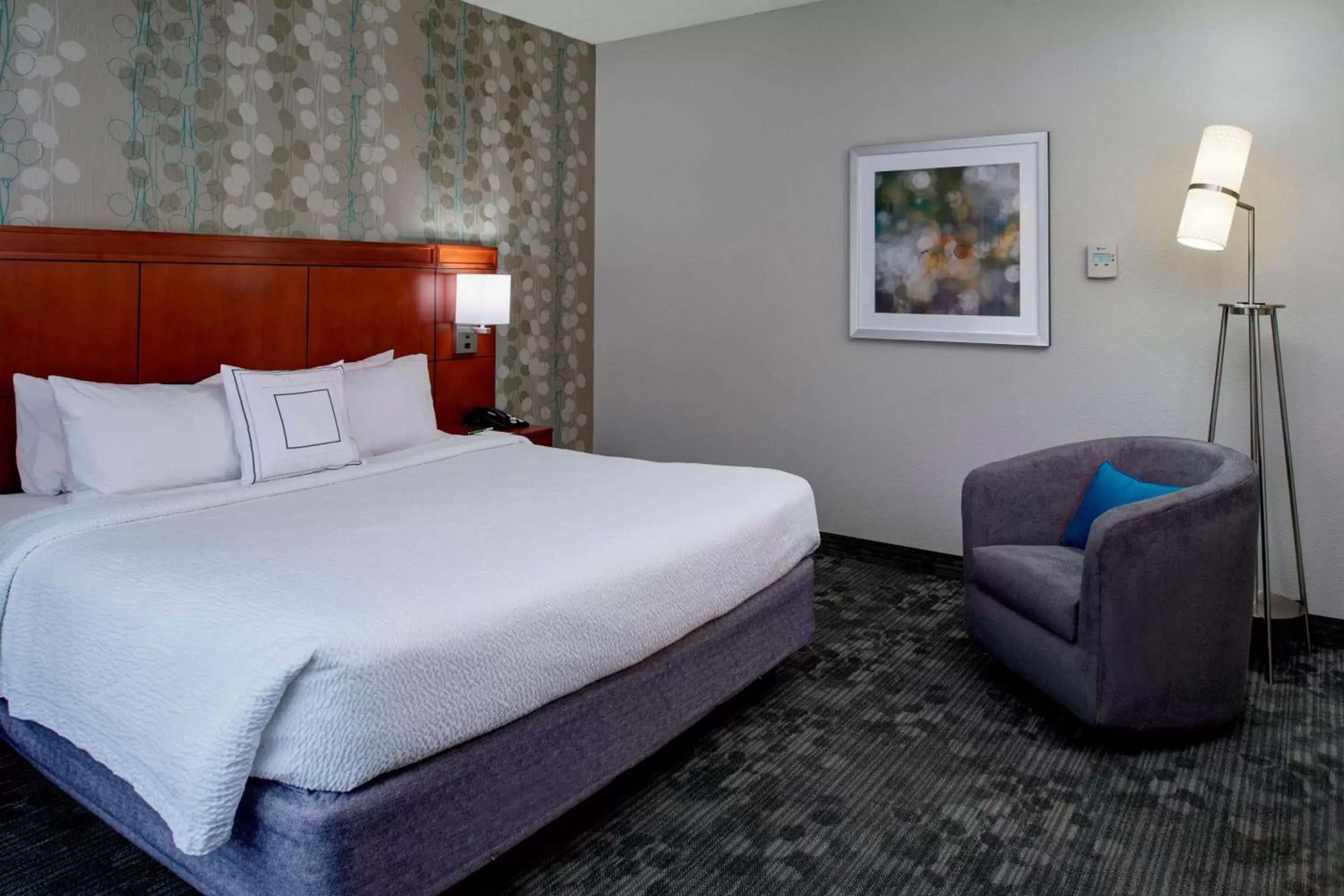 Photo of the whole room, Bed in Sonesta Select Kansas City Airport Tiffany Springs