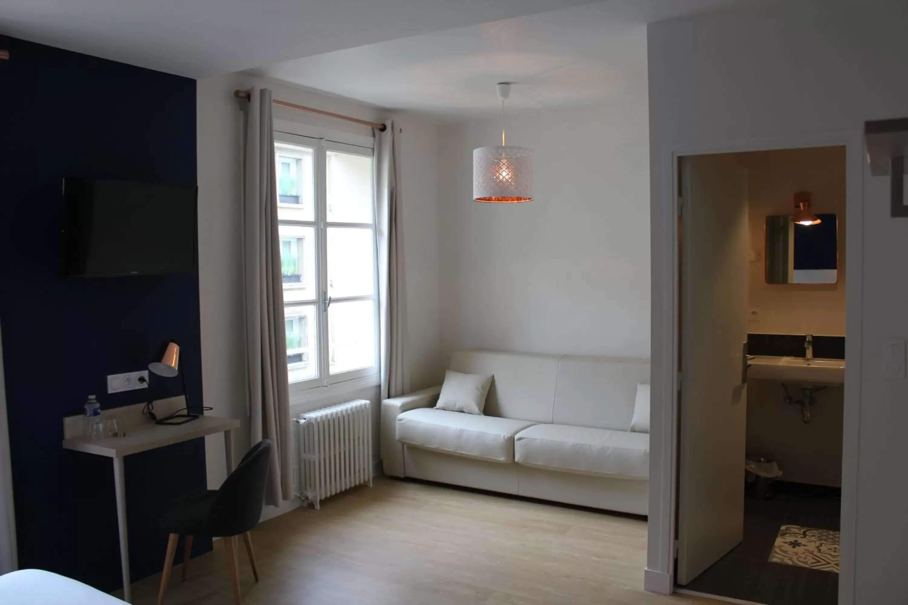 Photo of the whole room, Seating Area in Hôtel La Fontaine Caen Centre