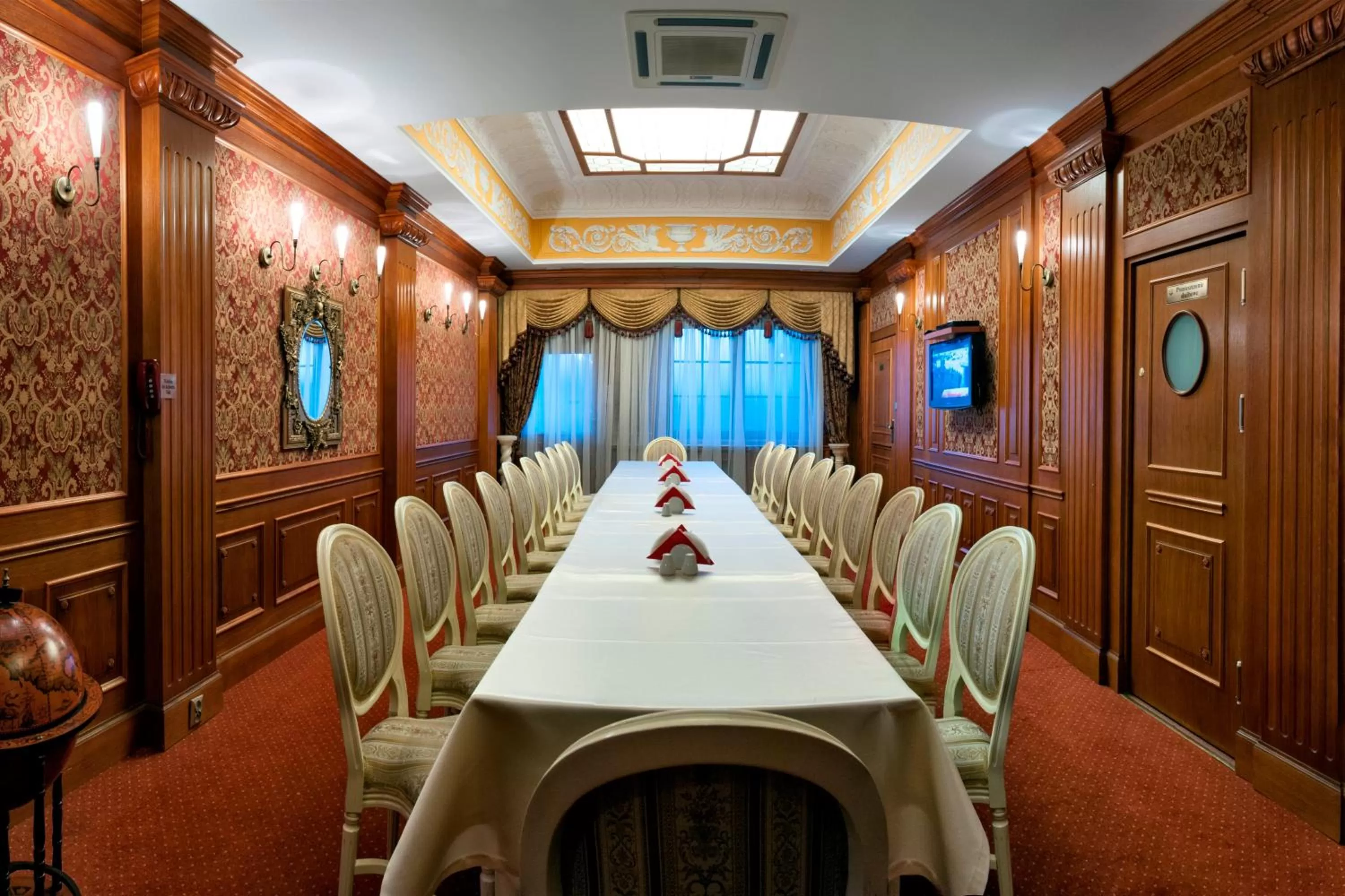 Communal lounge/ TV room in Spa Hotel Gloria Przemyśl