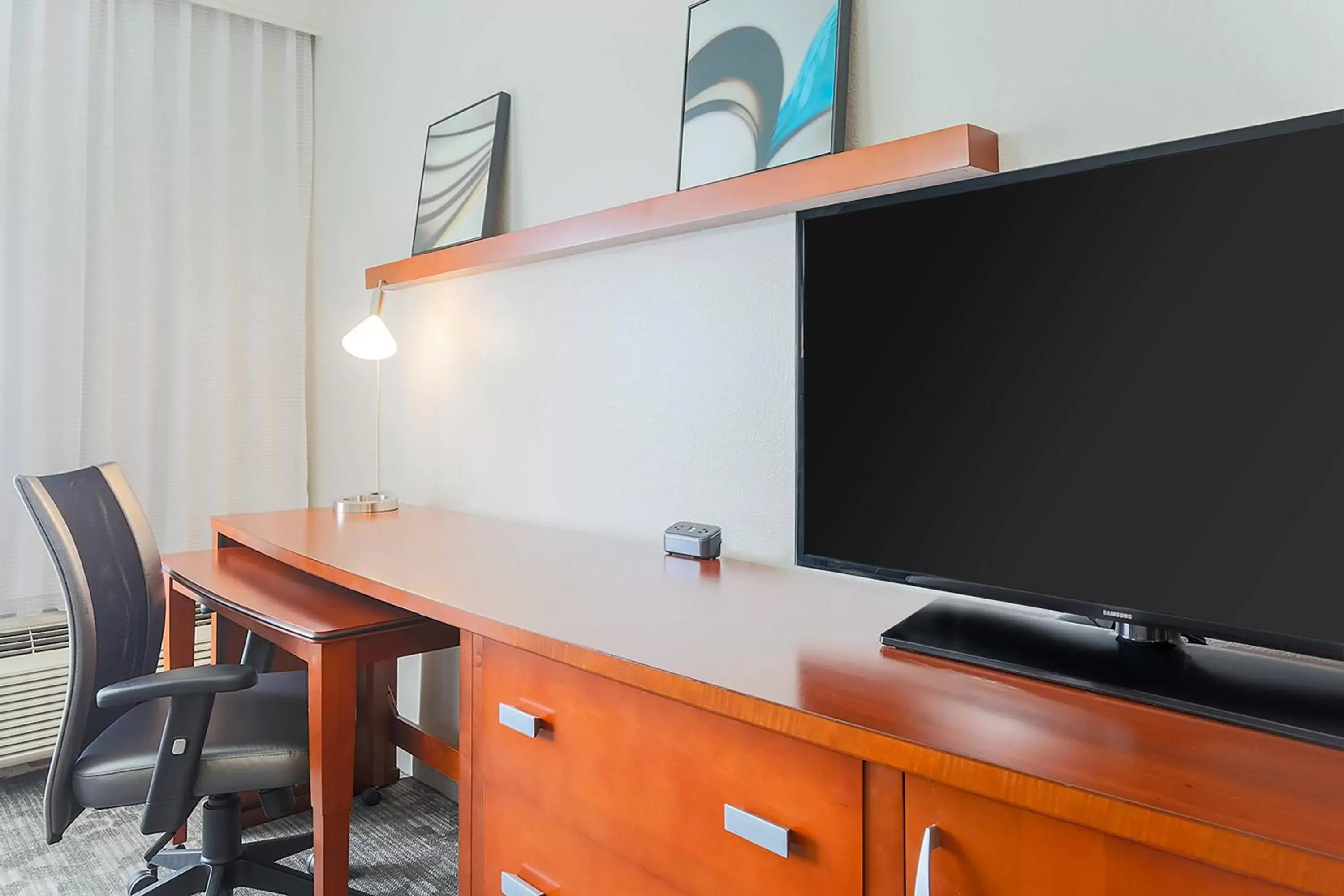 Photo of the whole room, TV/Entertainment Center in Courtyard by Marriott Monroe Airport