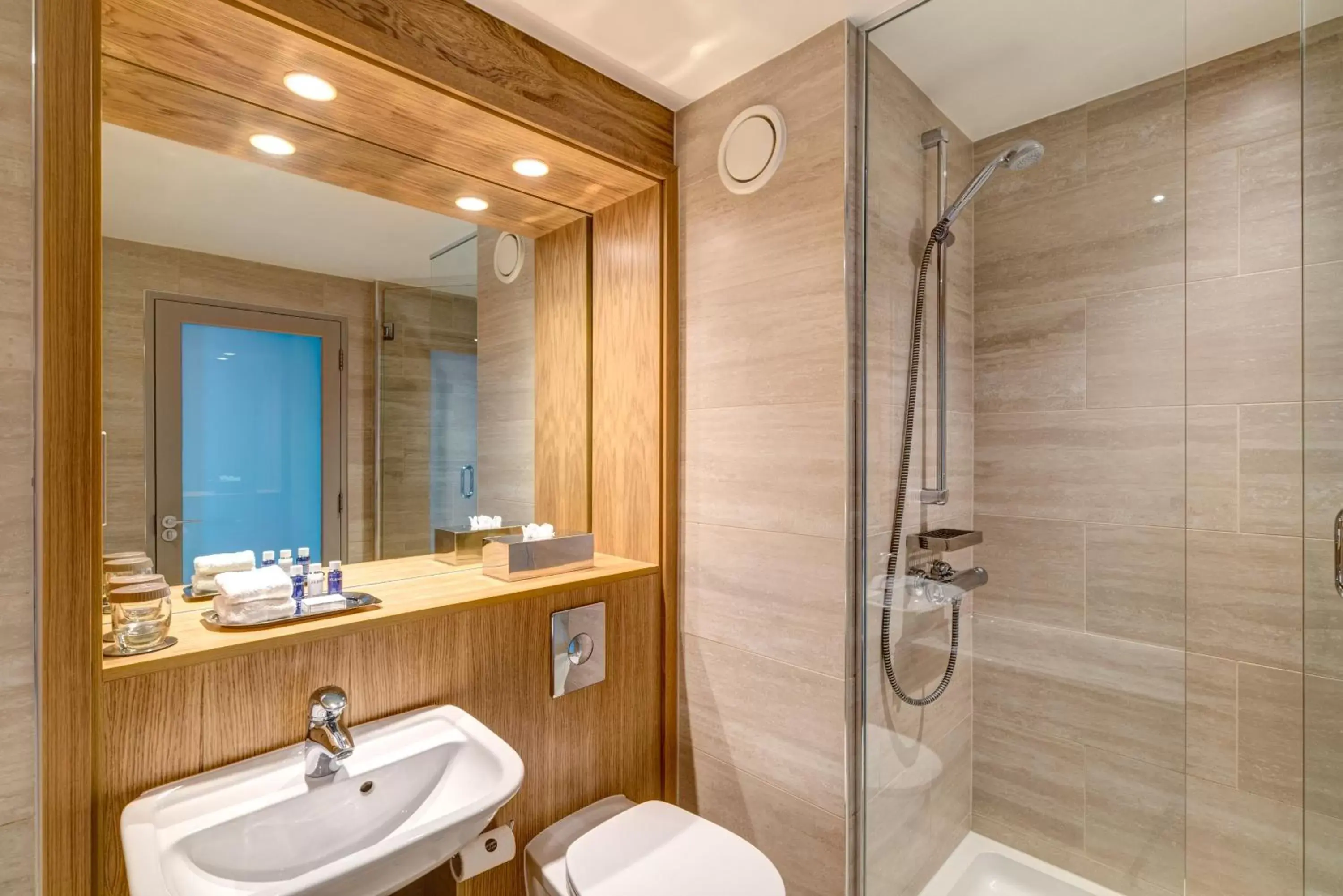 Shower, Bathroom in Apex City Quay Hotel & Spa
