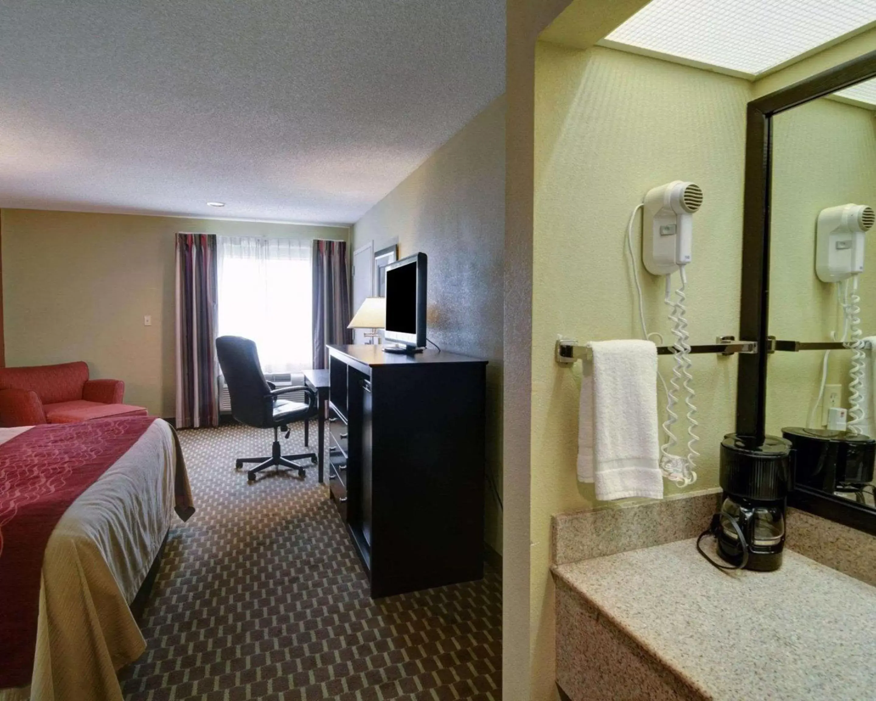 Bathroom, TV/Entertainment Center in Quality Inn & Suites Pine Bluff AR