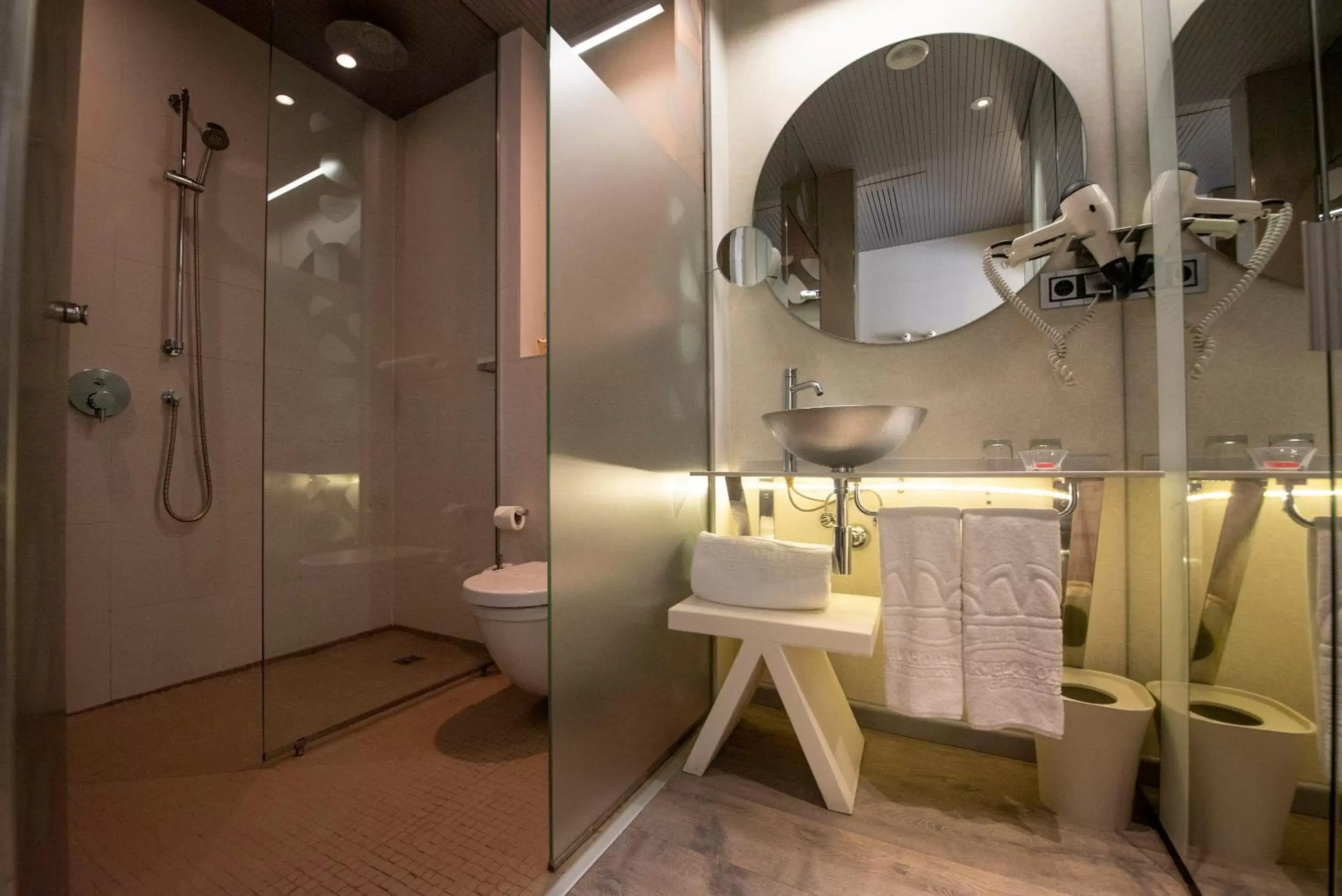 Shower, Bathroom in Hotel & Spa Princesa Munia