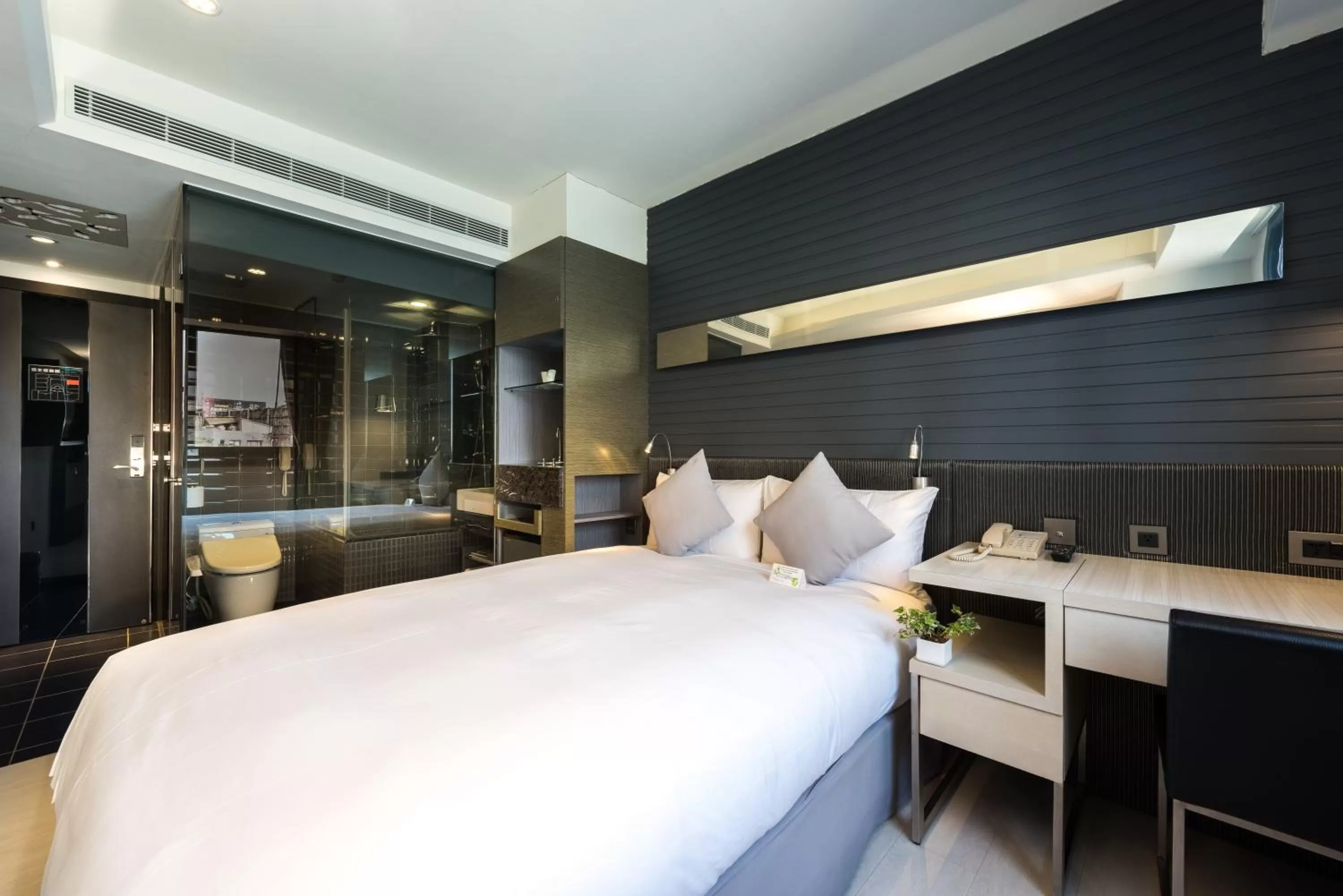 Photo of the whole room, Bed in Shin Yuan Park Hotel