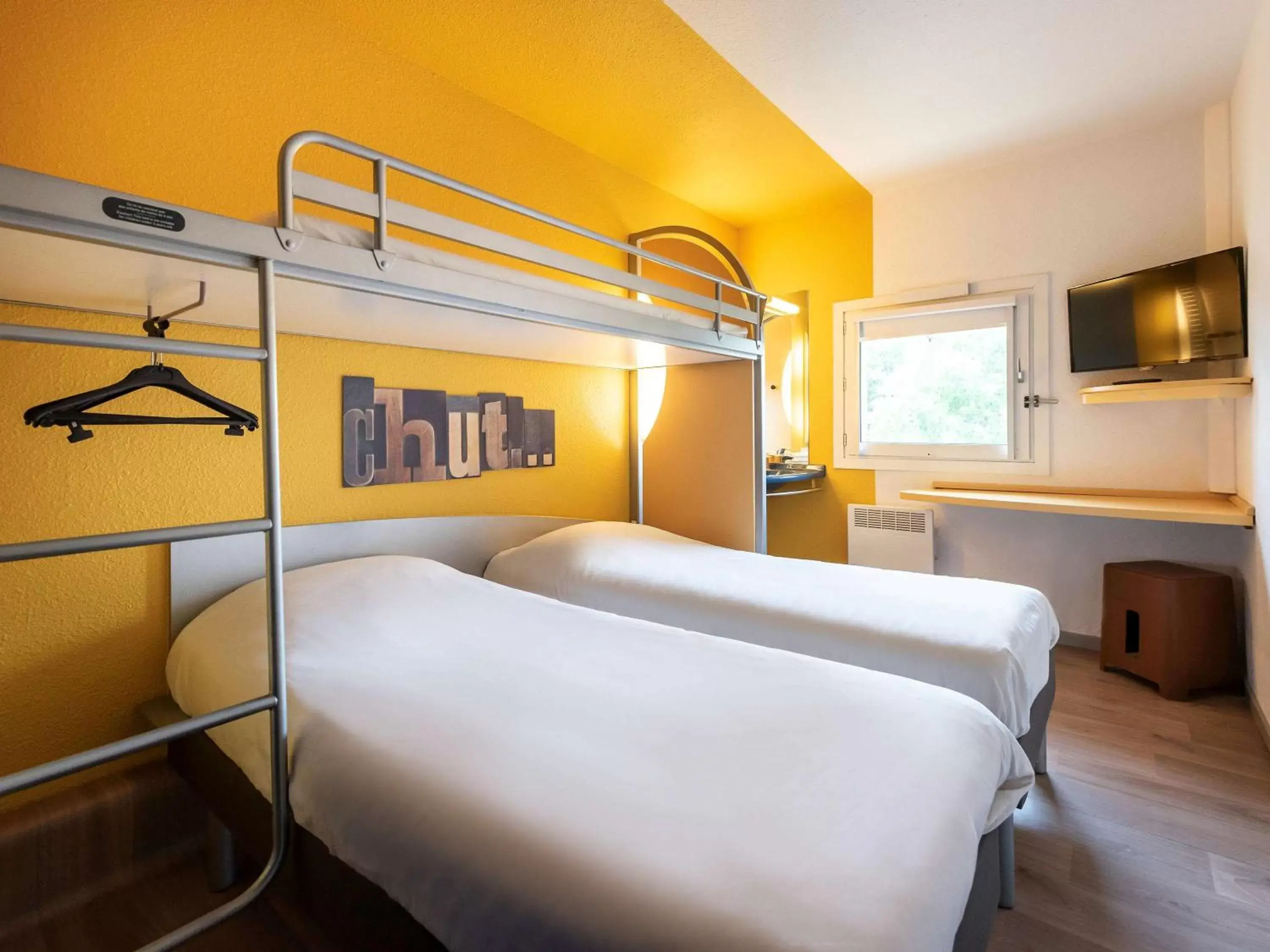 Photo of the whole room, Bed in ibis budget Nimes Caissargues