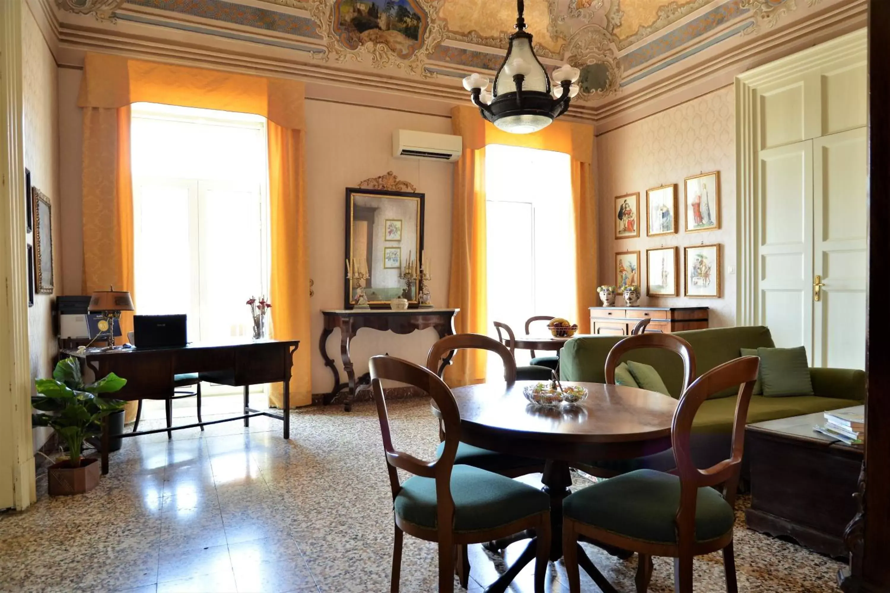 Living room, Restaurant/Places to Eat in B&B al Teatro Massimo