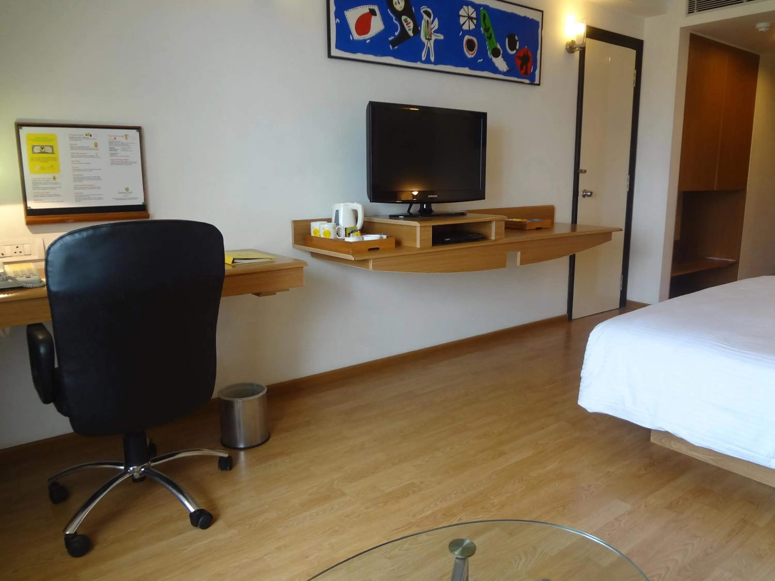 TV and multimedia, Bed in Lemon Tree Hotel, Ahmedabad