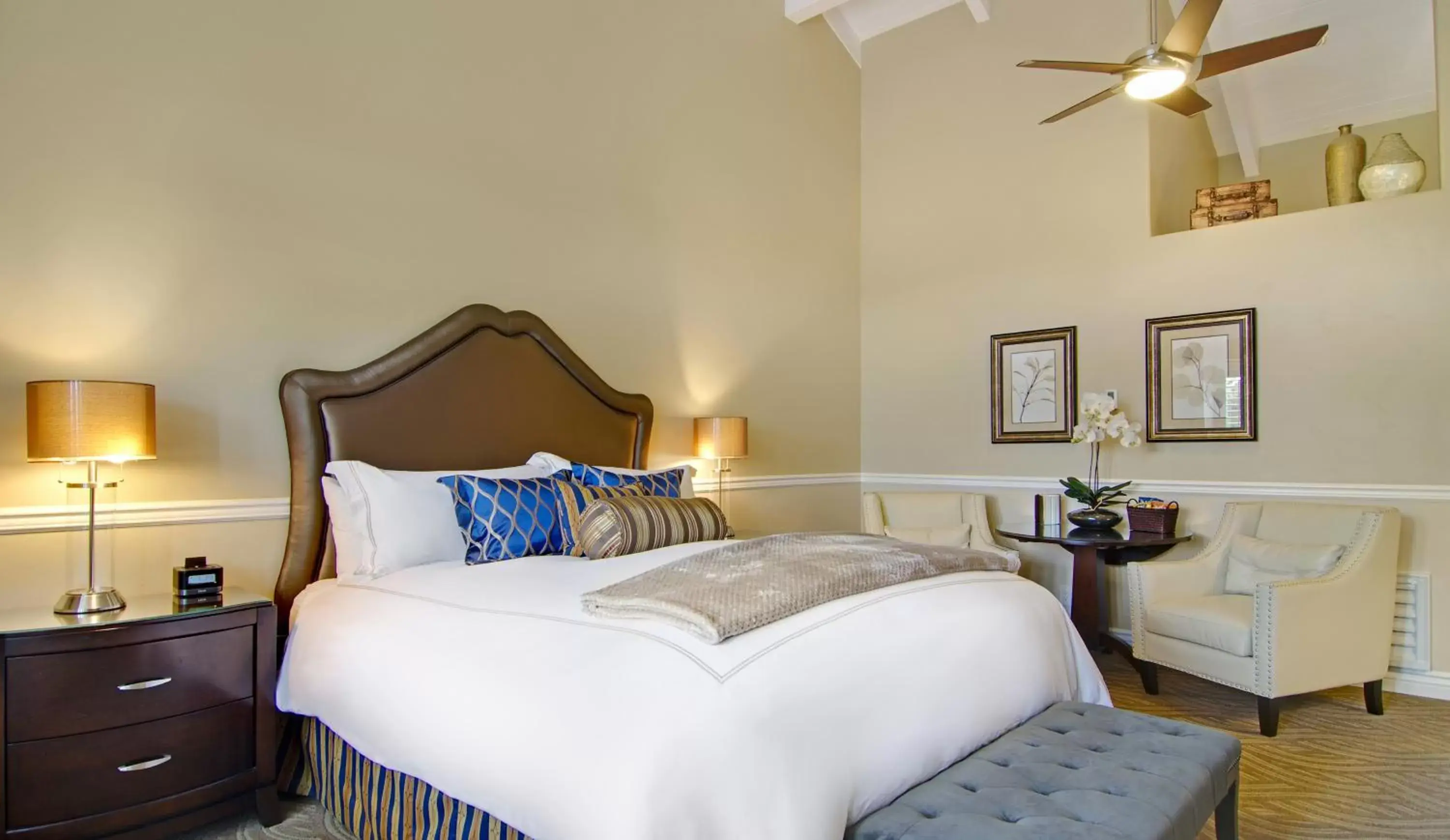 Bedroom, Bed in Carriage House Inn