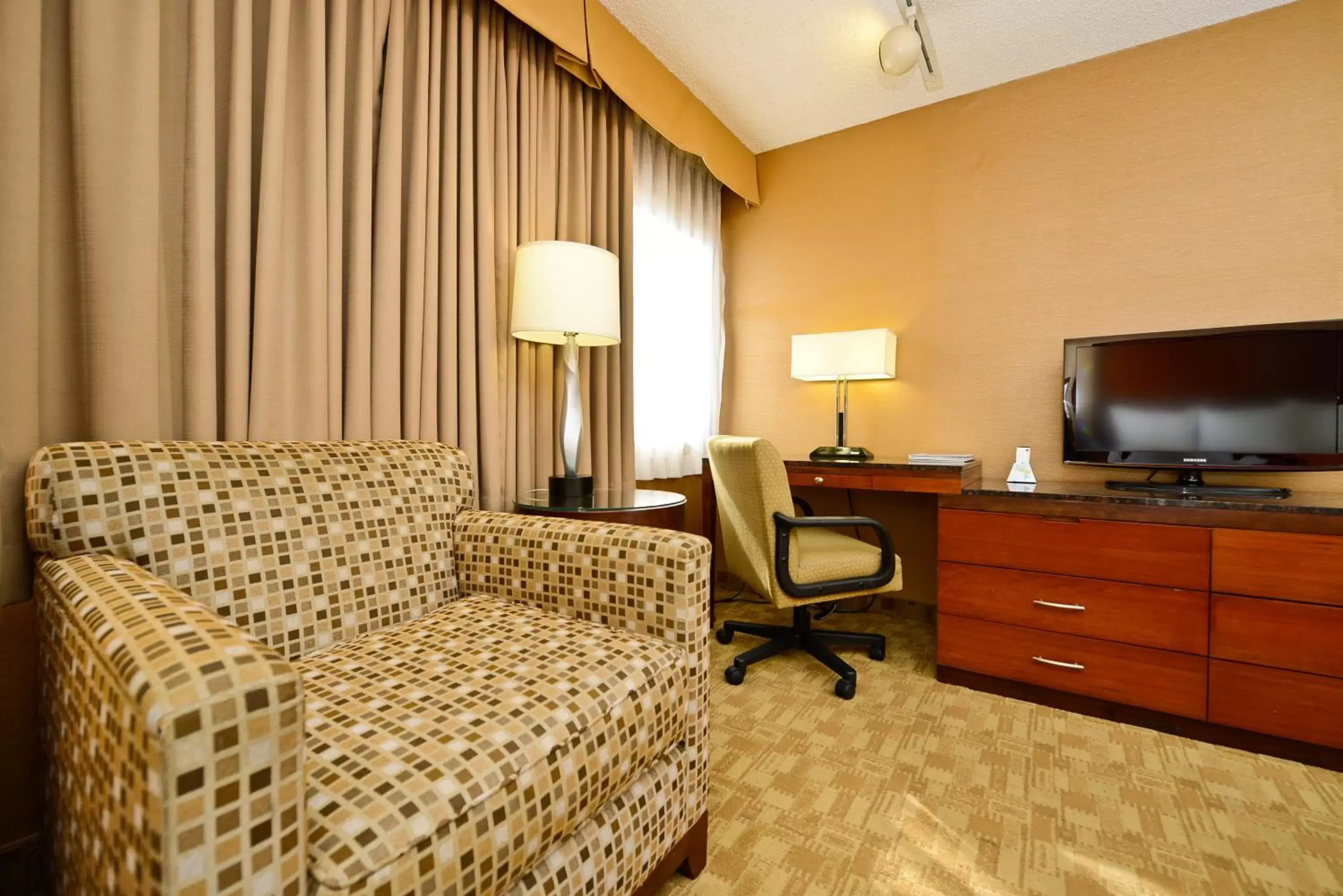 Seating area, TV/Entertainment Center in Best Western Inn at Palm Springs