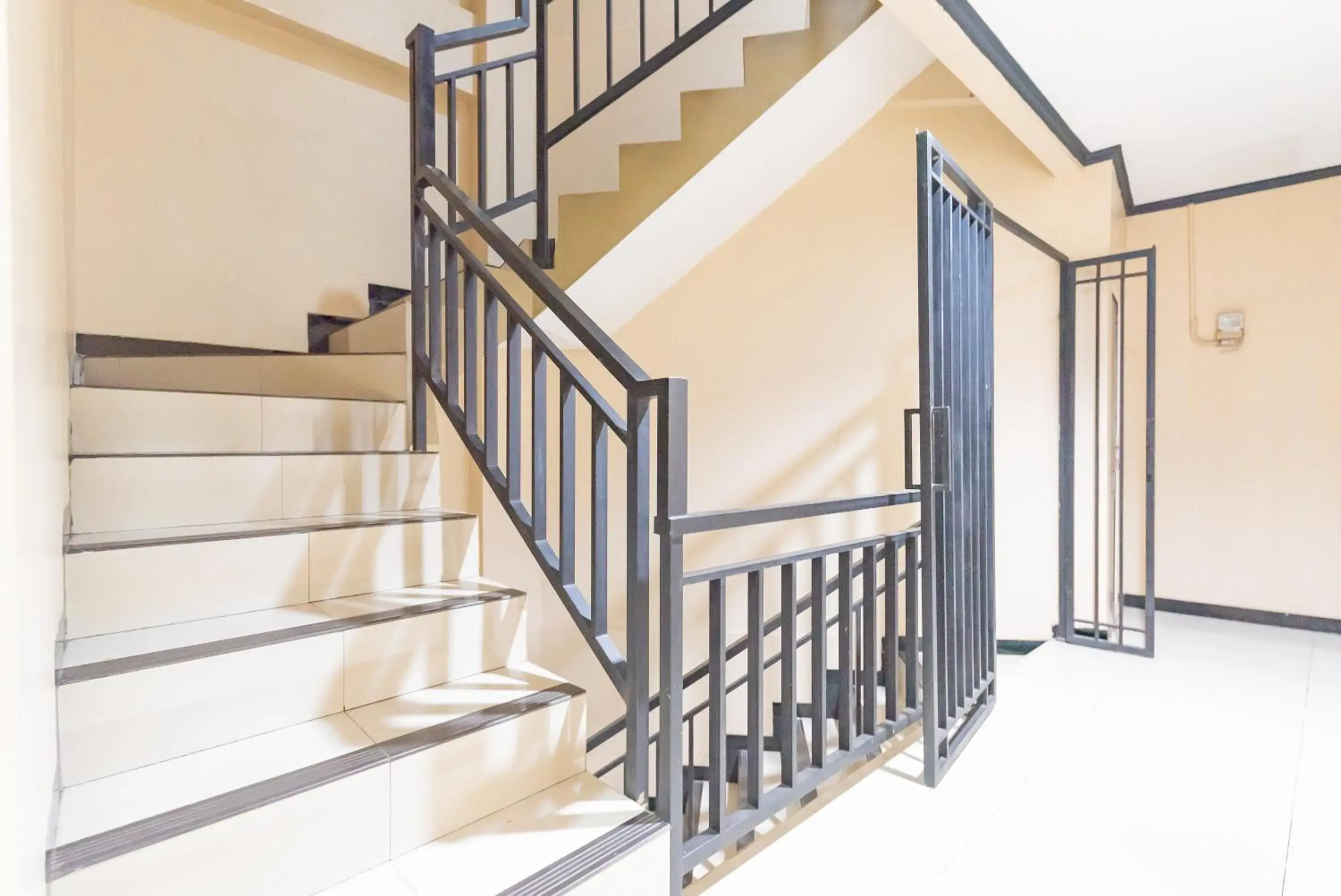 Property building in RedDoorz near Botani Square Mall Property building in RedDoorz near Botani Square Mall