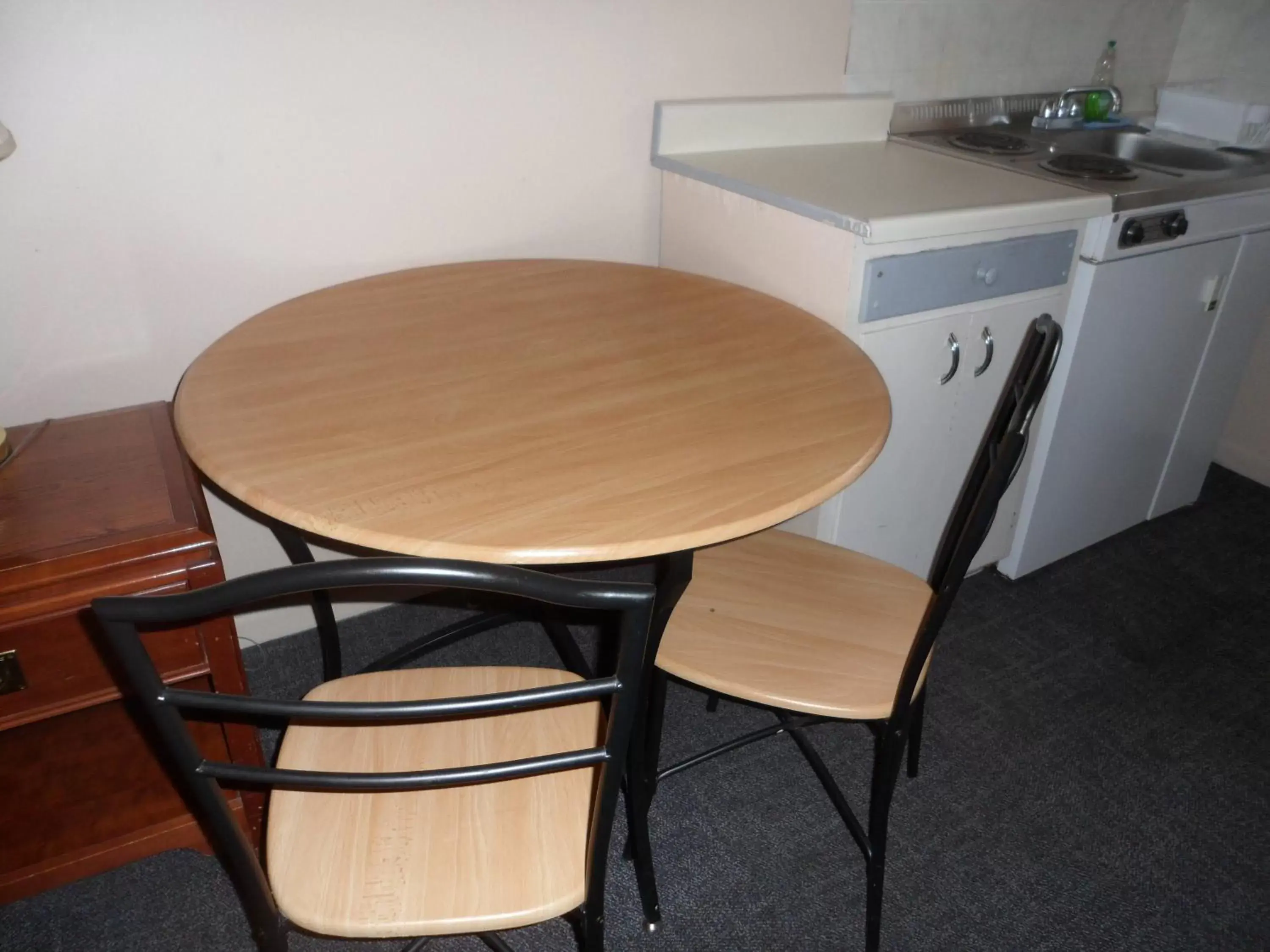 Kitchen or kitchenette, Dining Area in The Silver Birch Motel