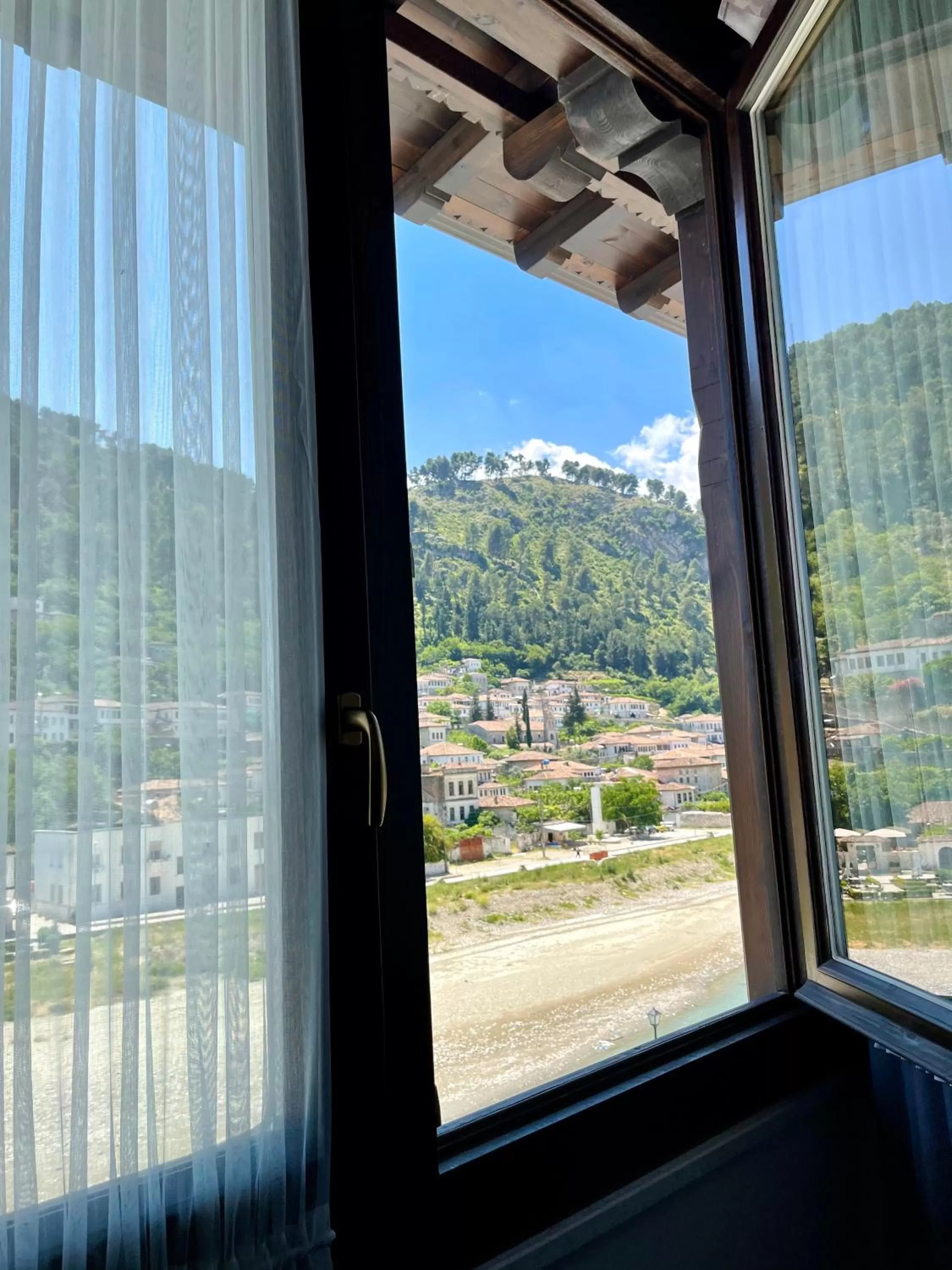 Mountain View in White House Berat