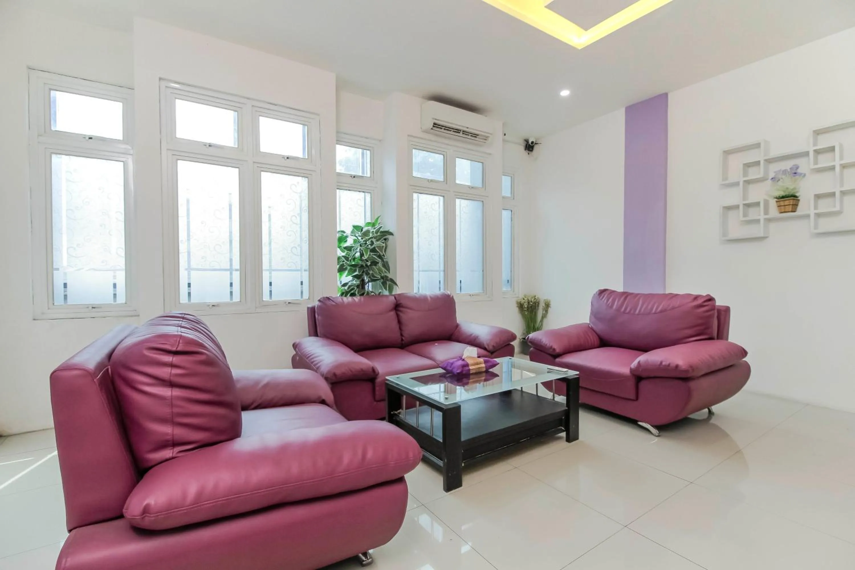 Lobby or reception in RedDoorz Plus near Stasiun Bekasi