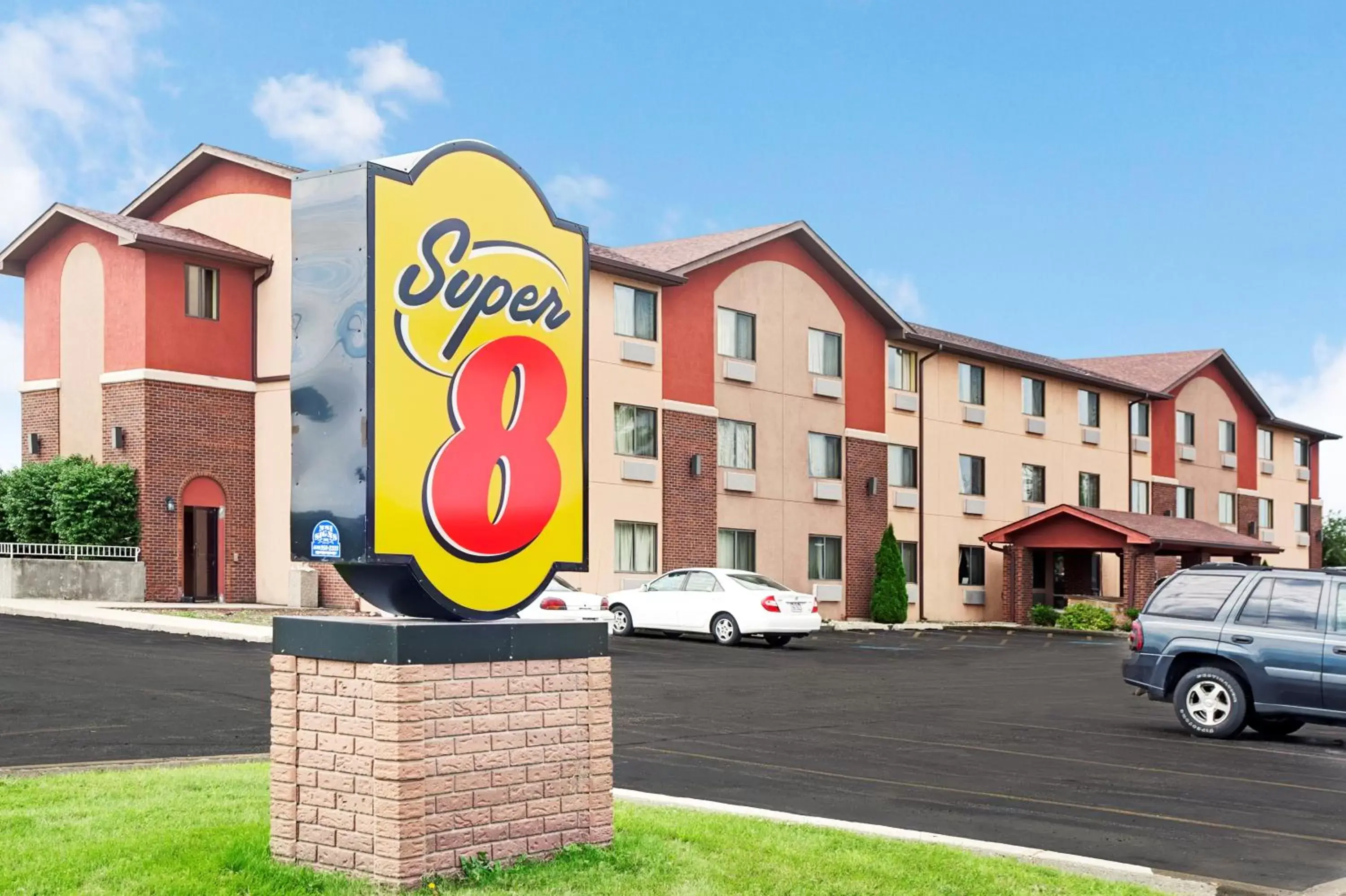 Facade/entrance, Property Building in Super 8 by Wyndham Romeoville Bolingbrook