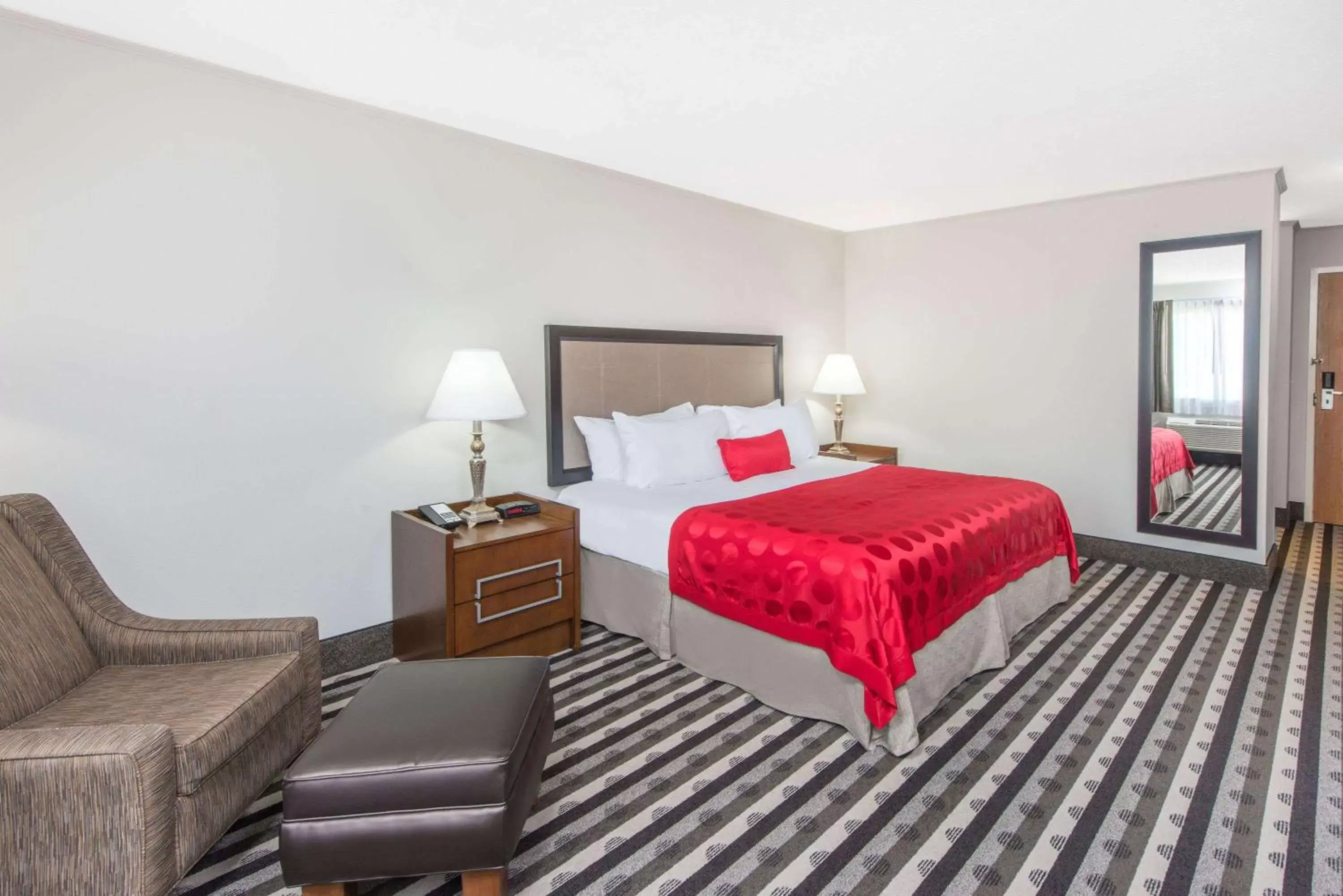 Photo of the whole room, Bed in Ramada by Wyndham Springfield North