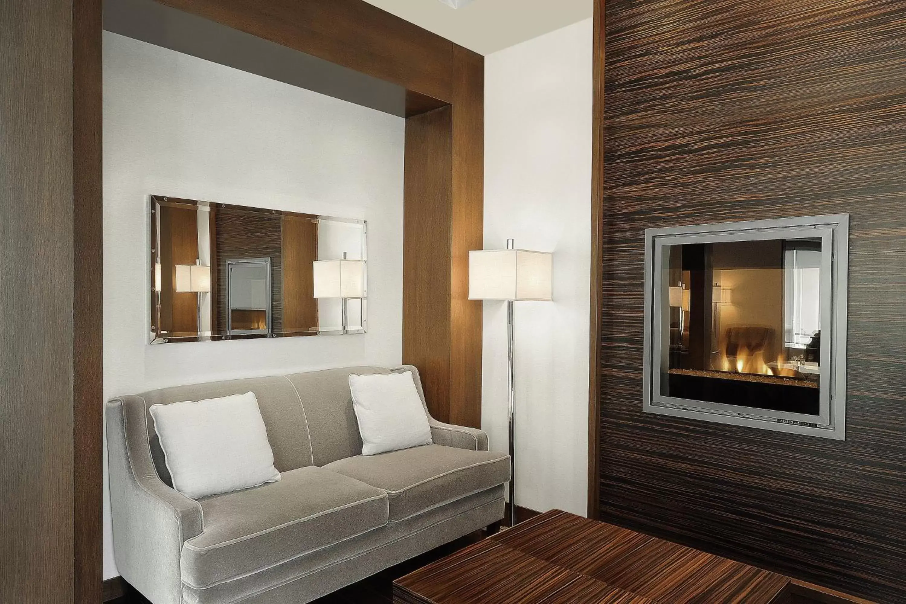 Lounge or bar, Seating Area in Sheraton Cavalier Saskatoon Hotel