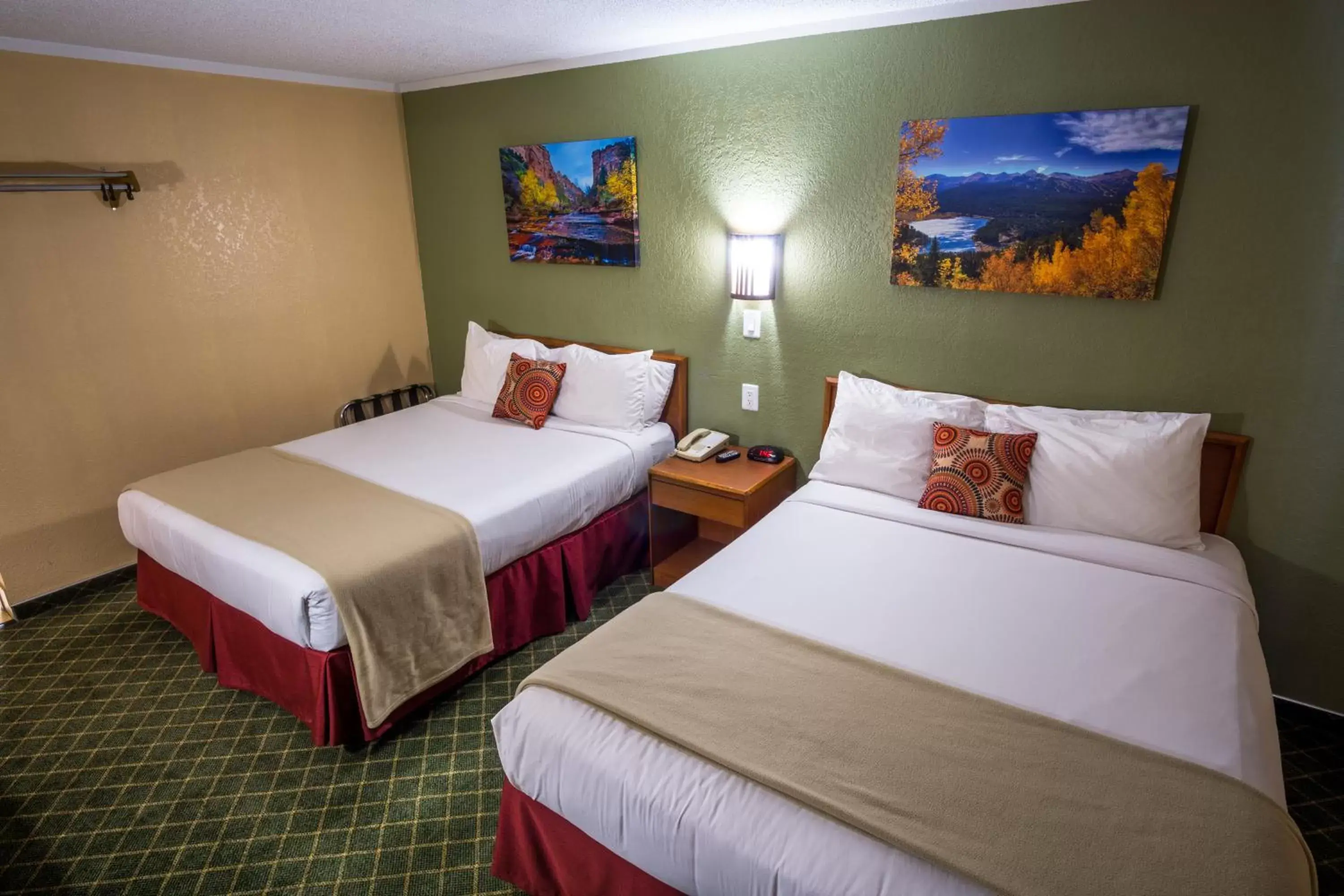 Photo of the whole room, Bed in Red River Inn Silt - Rifle